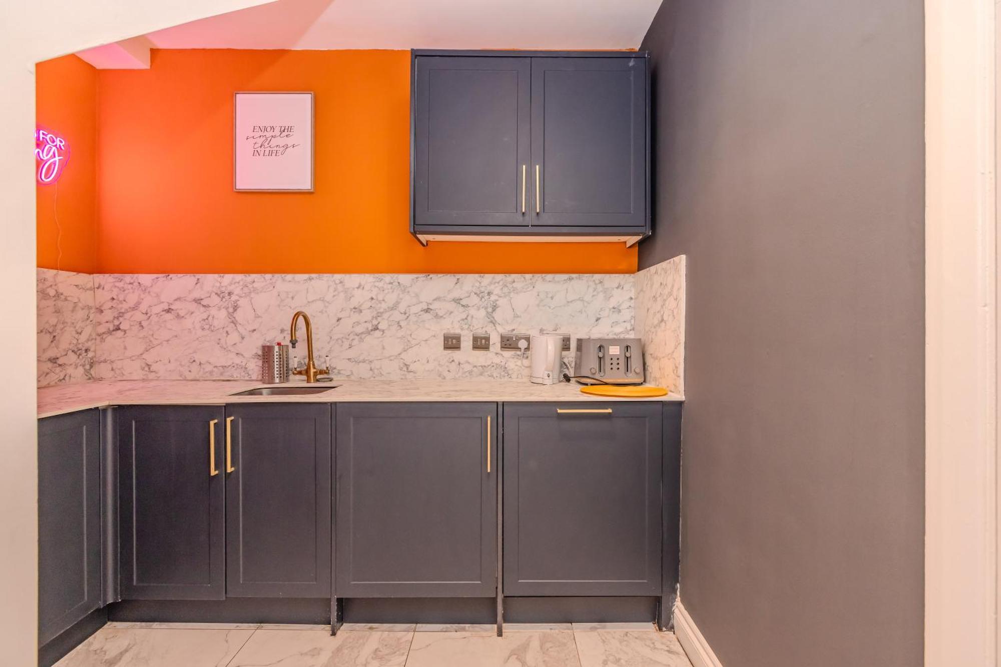 2 Bedroom Flat With Roof Terrace I Next To I Sleep 8 Guests