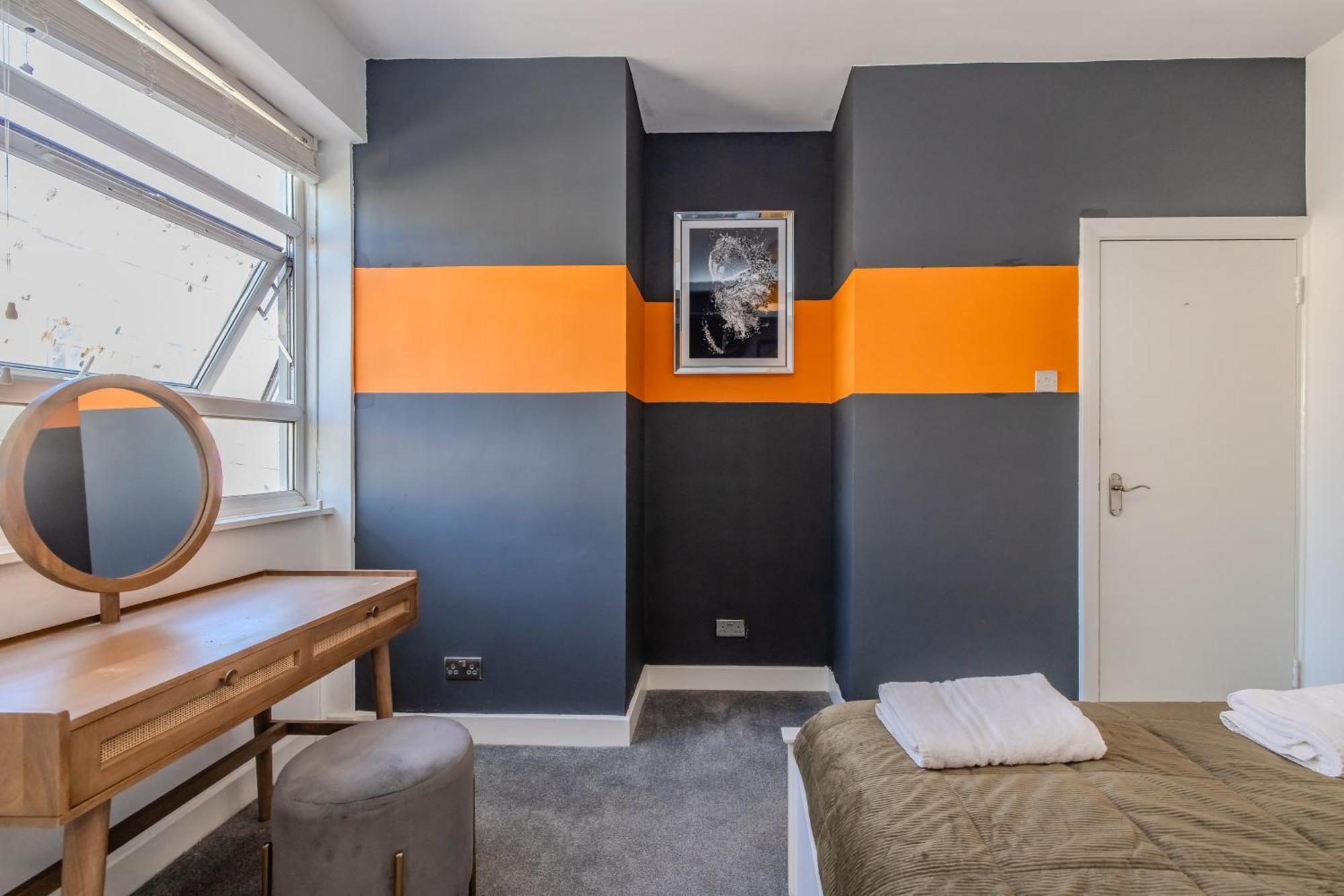 Apartment 2 Bedroom Flat With Roof Terrace I Next To I Sleep 8 Guests