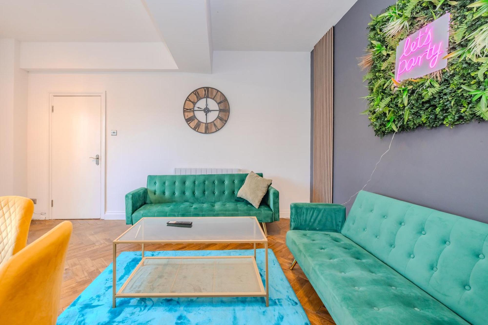 2 Bedroom Flat With Roof Terrace I Next To I Sleep 8 Guests *
