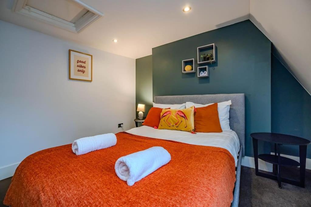 Super Three Bedroom Flat I Next To I Sleep 9 Guests