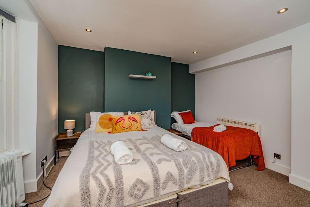 Super Three Bedroom Flat I Next To I Sleep 9 Guests