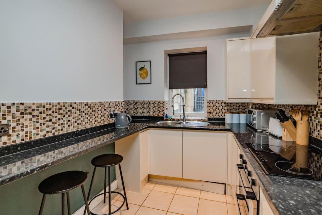 Apartment Super Three Bedroom Flat I Next To I Sleep 9 Guests *