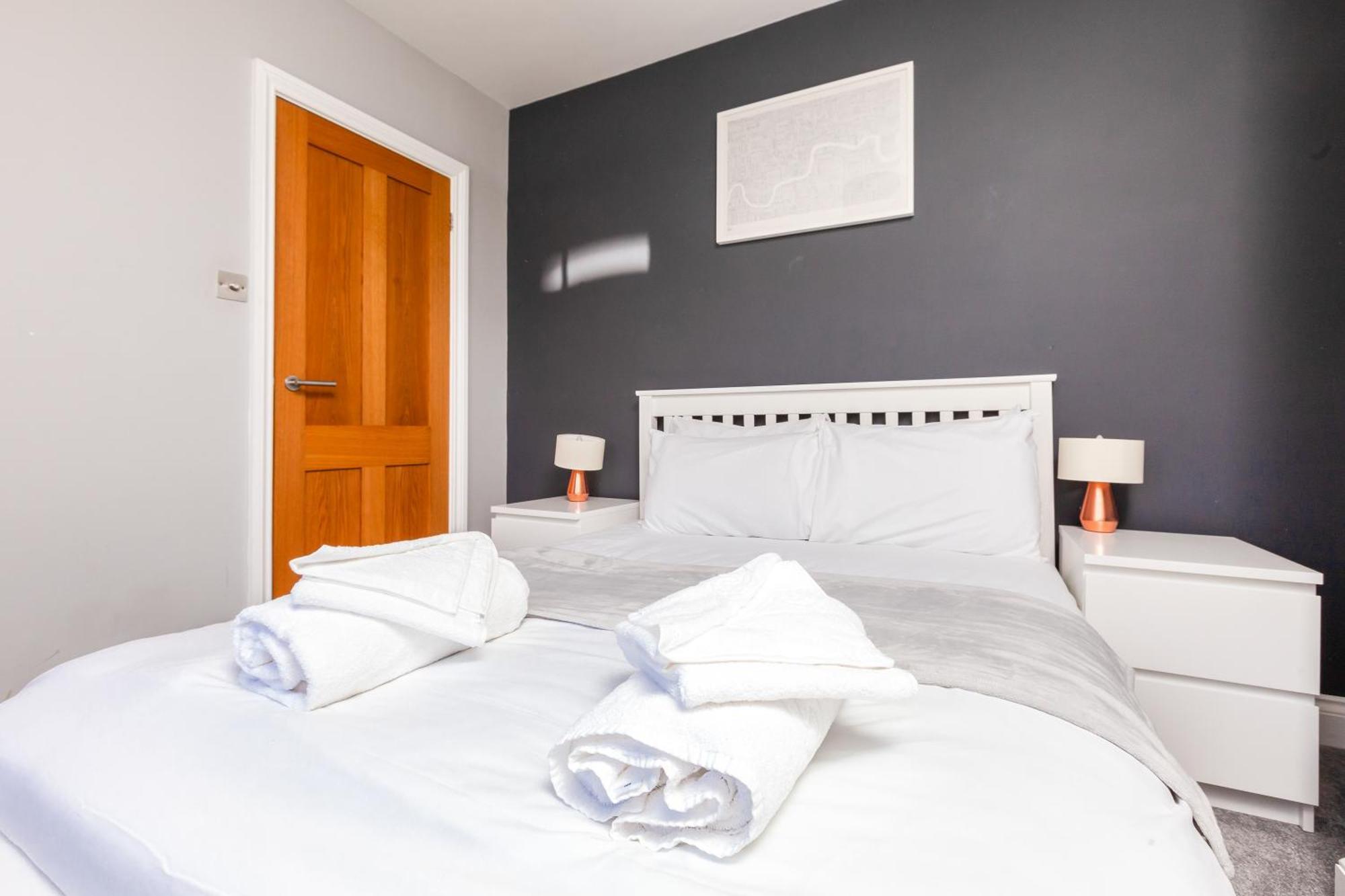 Modern And Stylish 2 Bedroom House In Apartment *