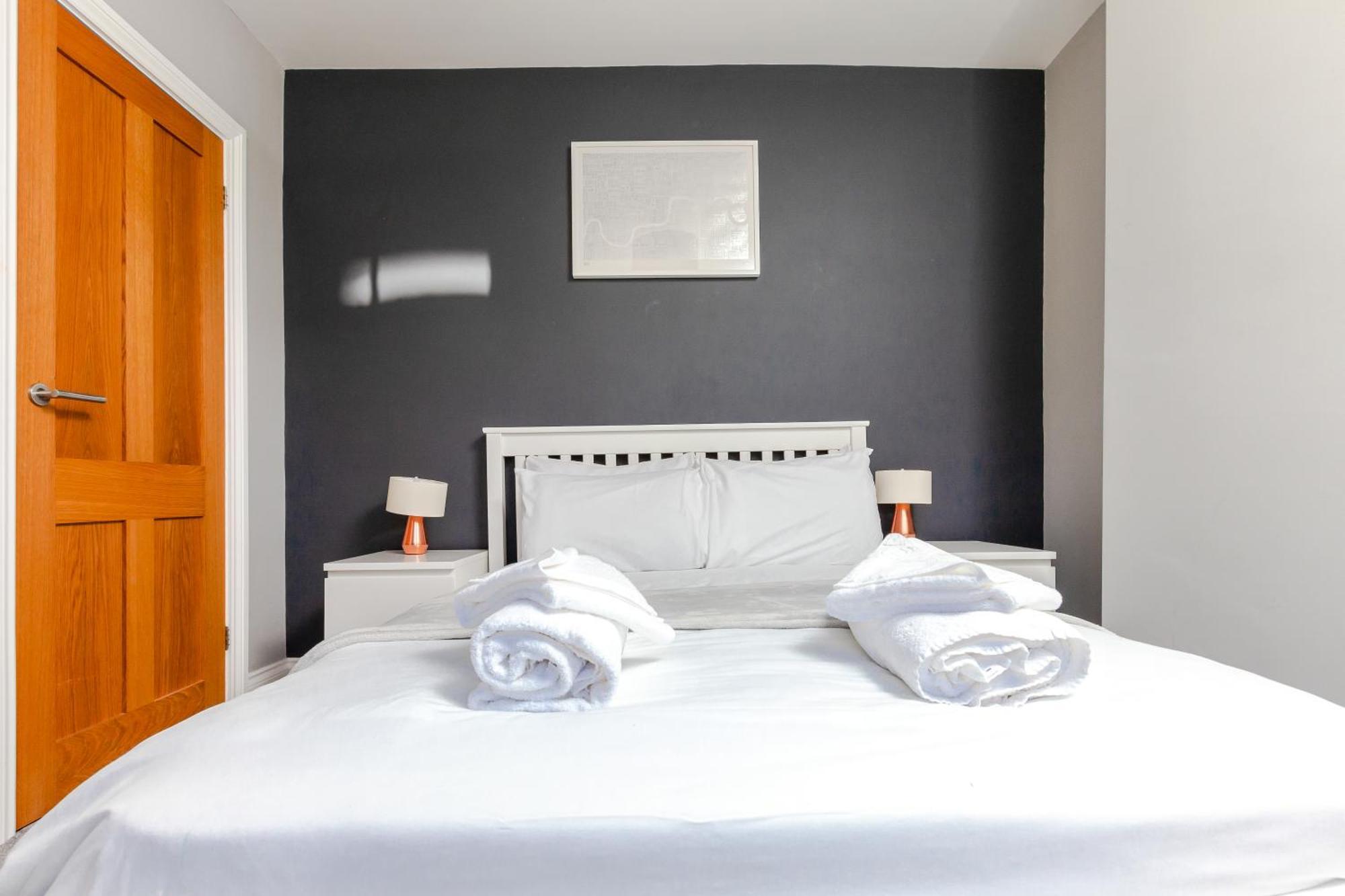 Modern And Stylish 2 Bedroom House In *