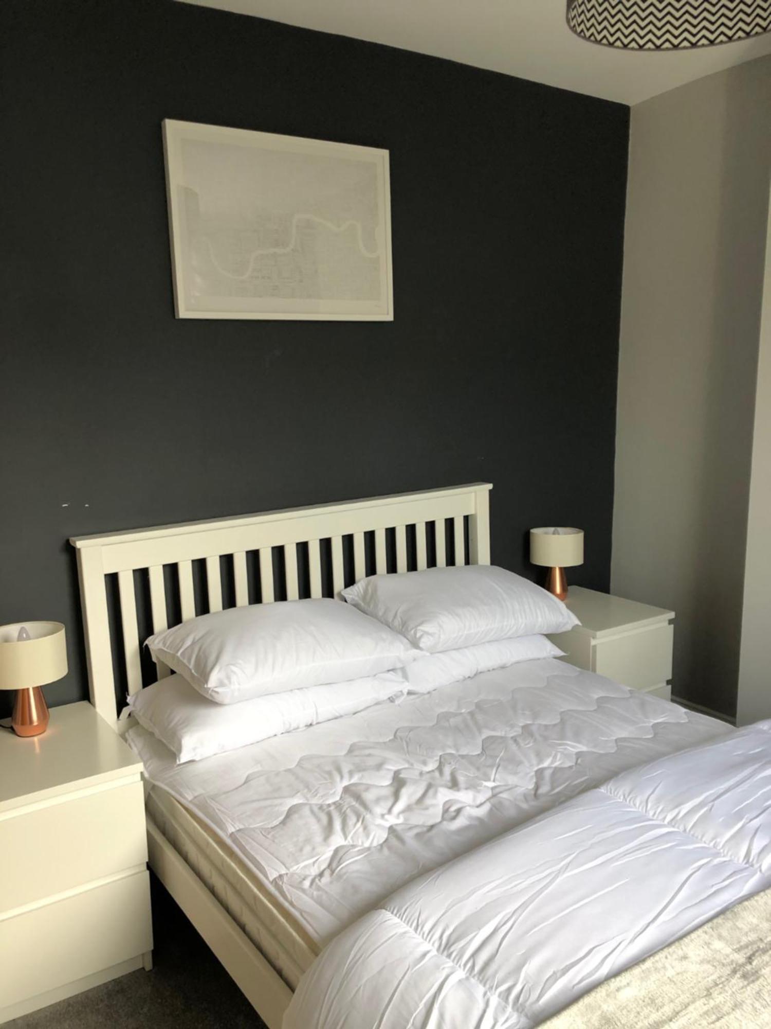 Modern And Stylish 2 Bedroom House In Apartment *