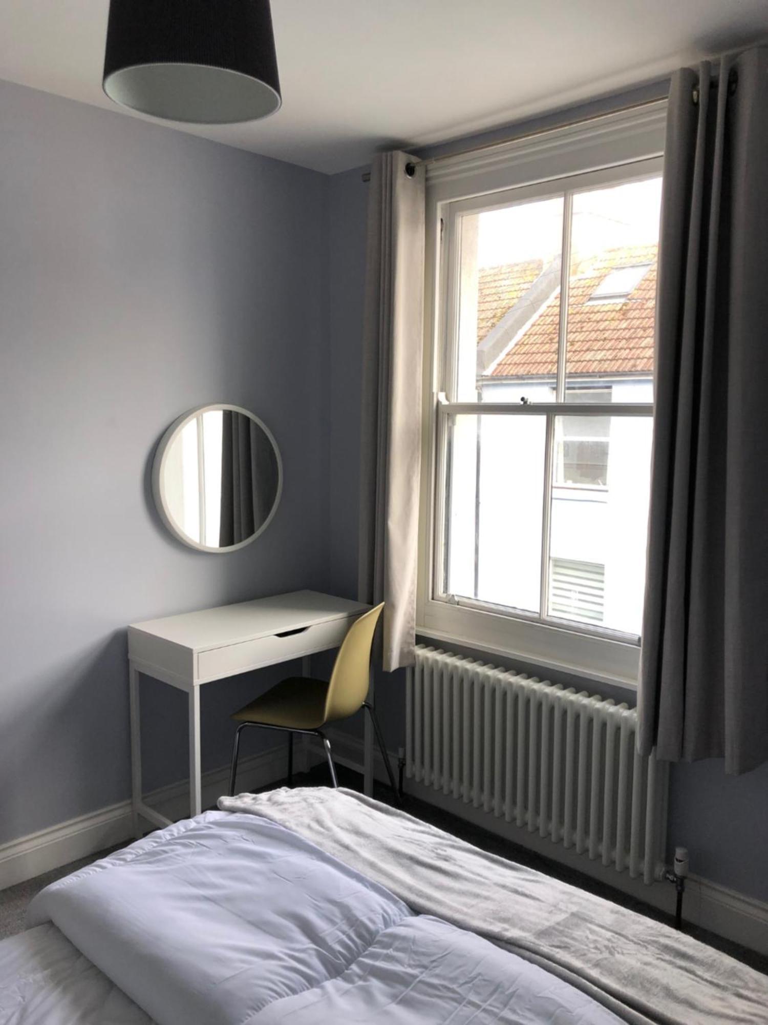 Modern And Stylish 2 Bedroom House In Apartment *