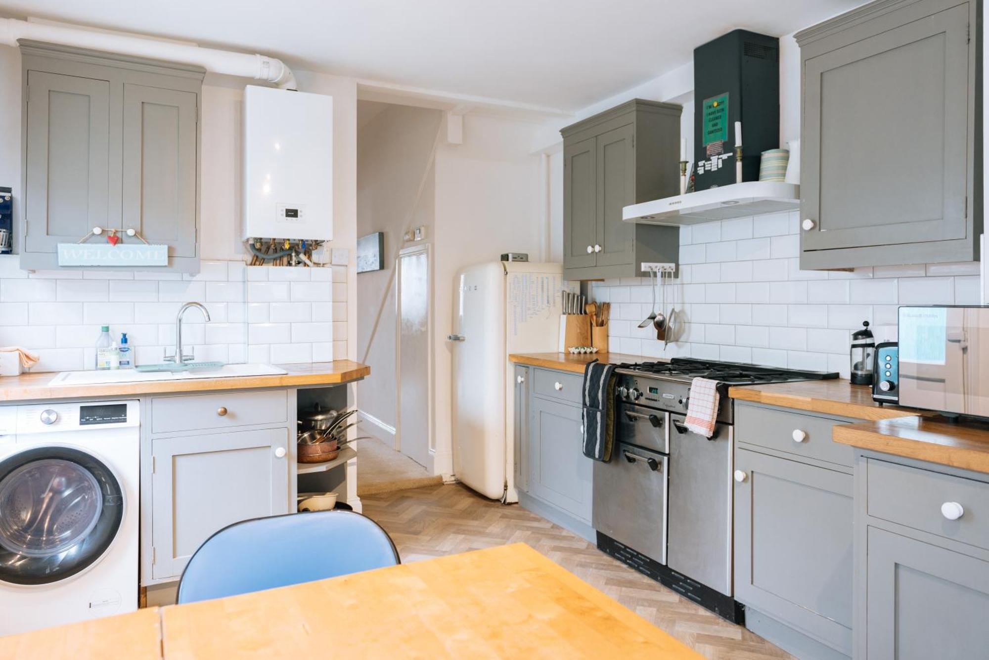 Inviting 1bd Flat - 20 Mins To Beach!