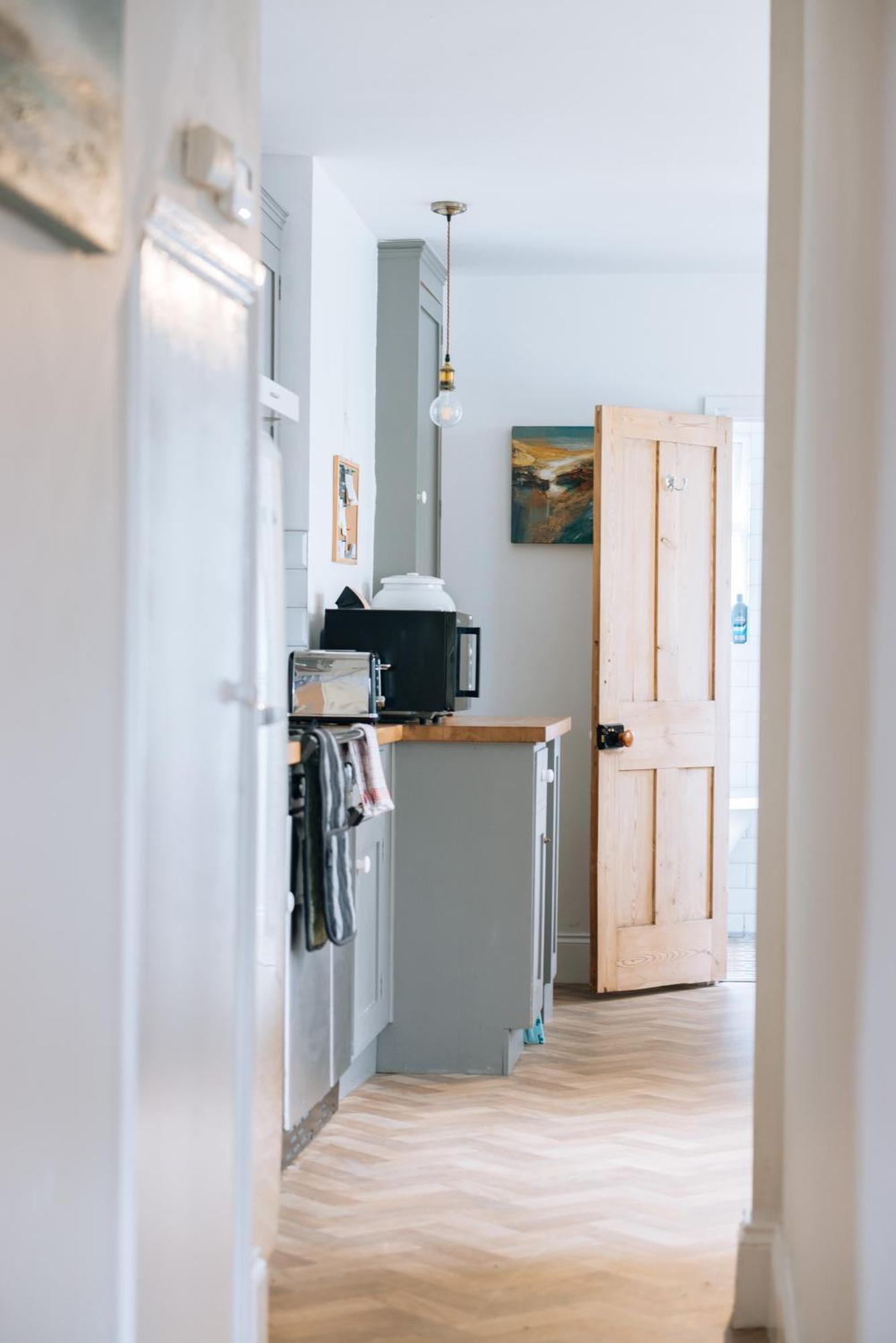 Inviting 1bd Flat - 20 Mins To Beach! Apartment