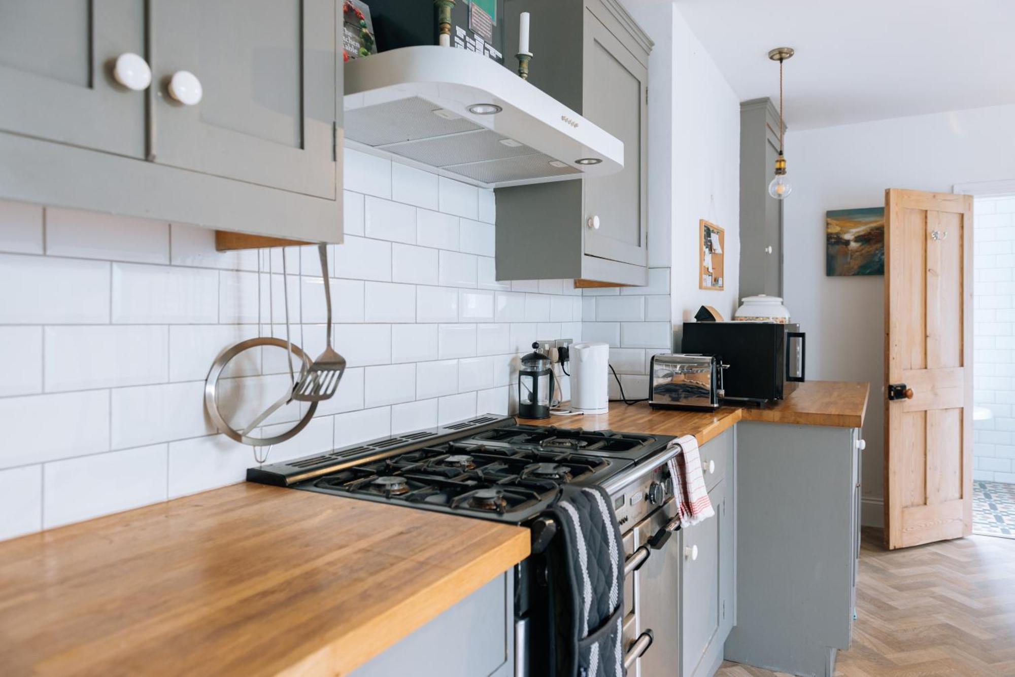 Inviting 1bd Flat - 20 Mins To Beach! *