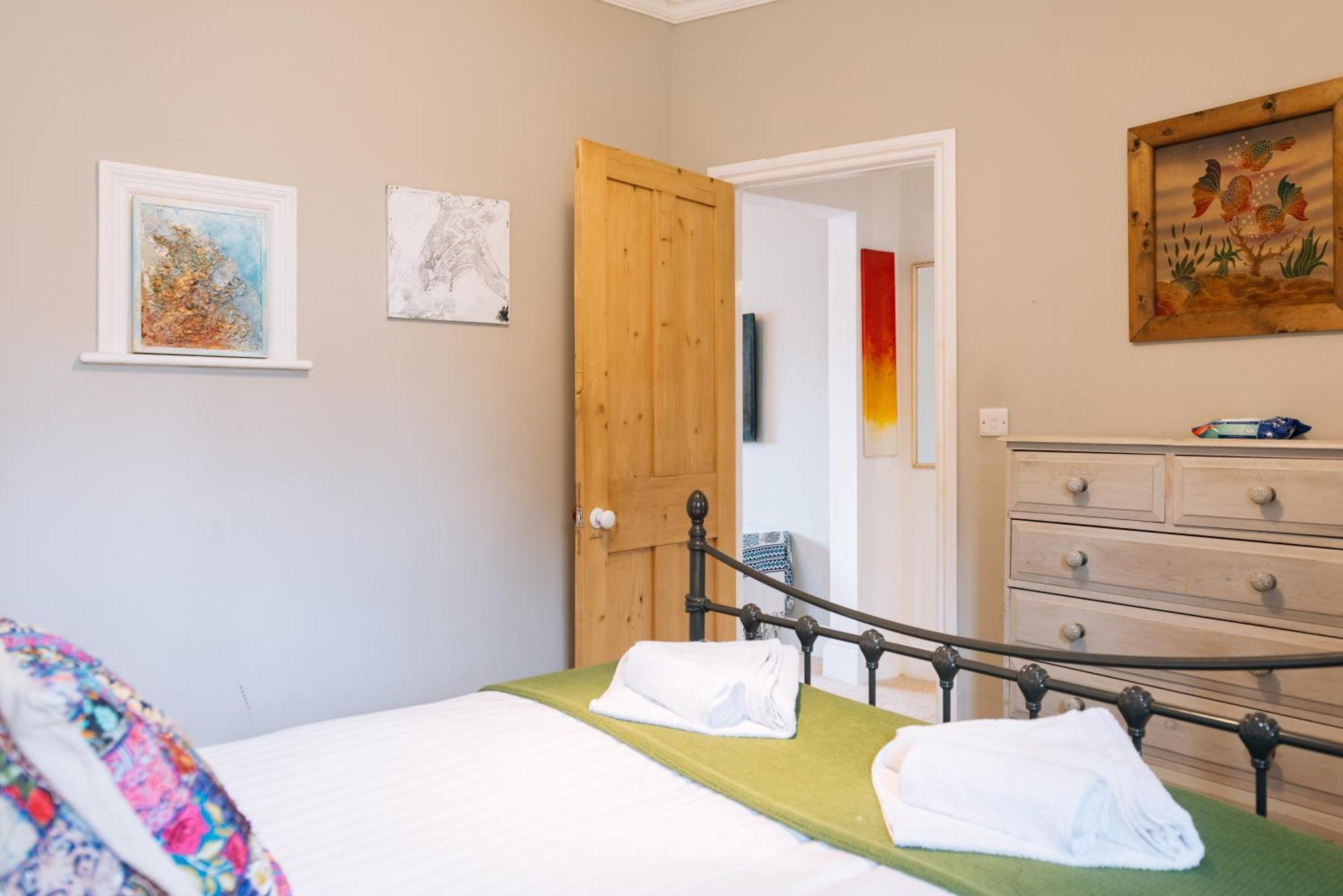 Inviting 1bd Flat - 20 Mins To Beach!