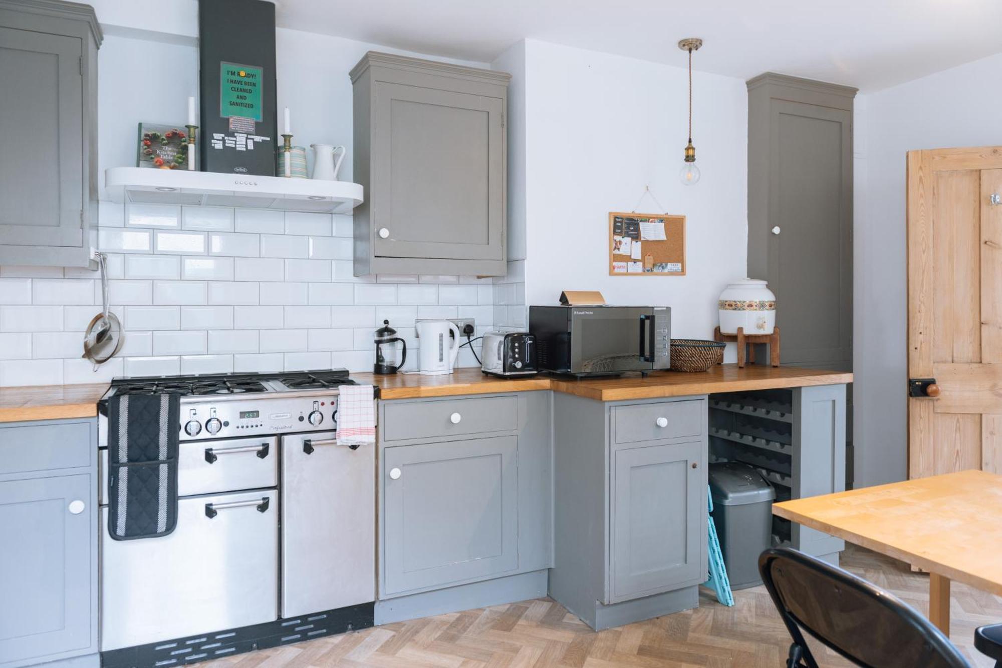Inviting 1bd Flat - 20 Mins To Beach!