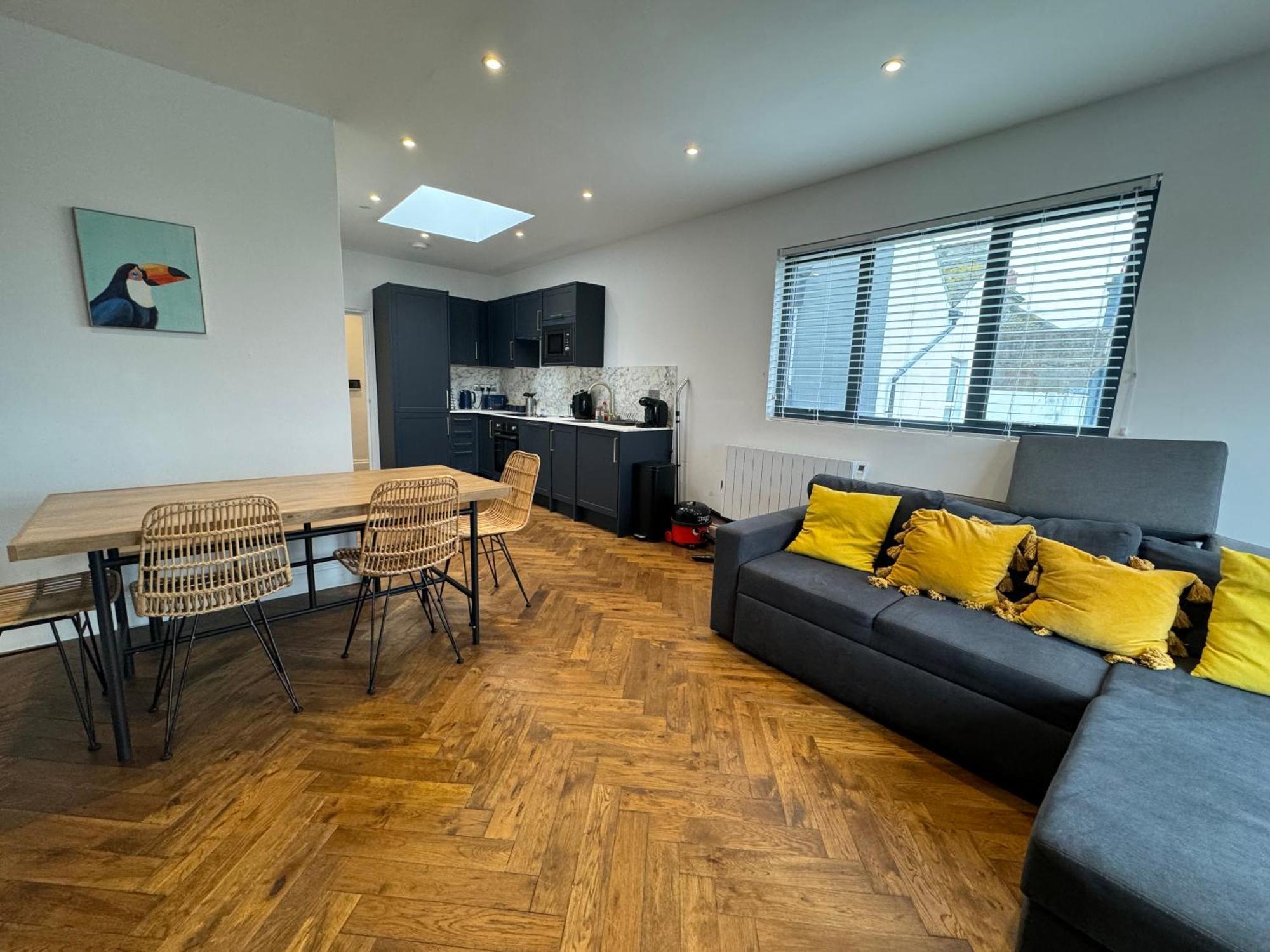 Three Bedroom Flat Apartment *