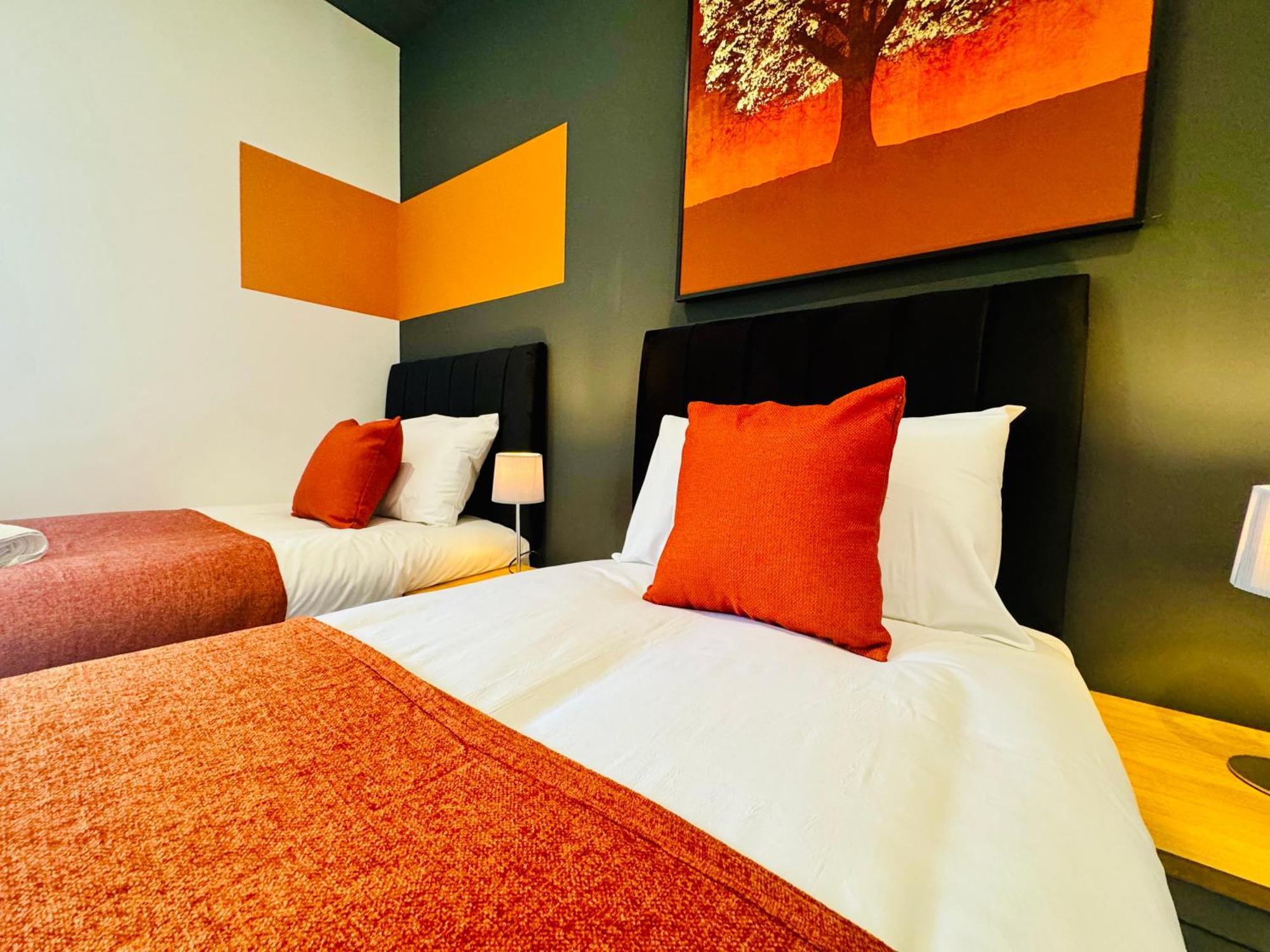 Next To 3 Bedroom & 2 Bathroom Flat Sleep 12 Guests Apartment