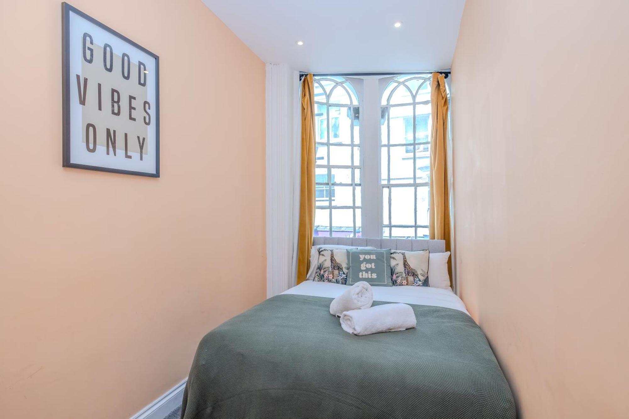 2 Bedroom Flat Next To Apartment Brighton