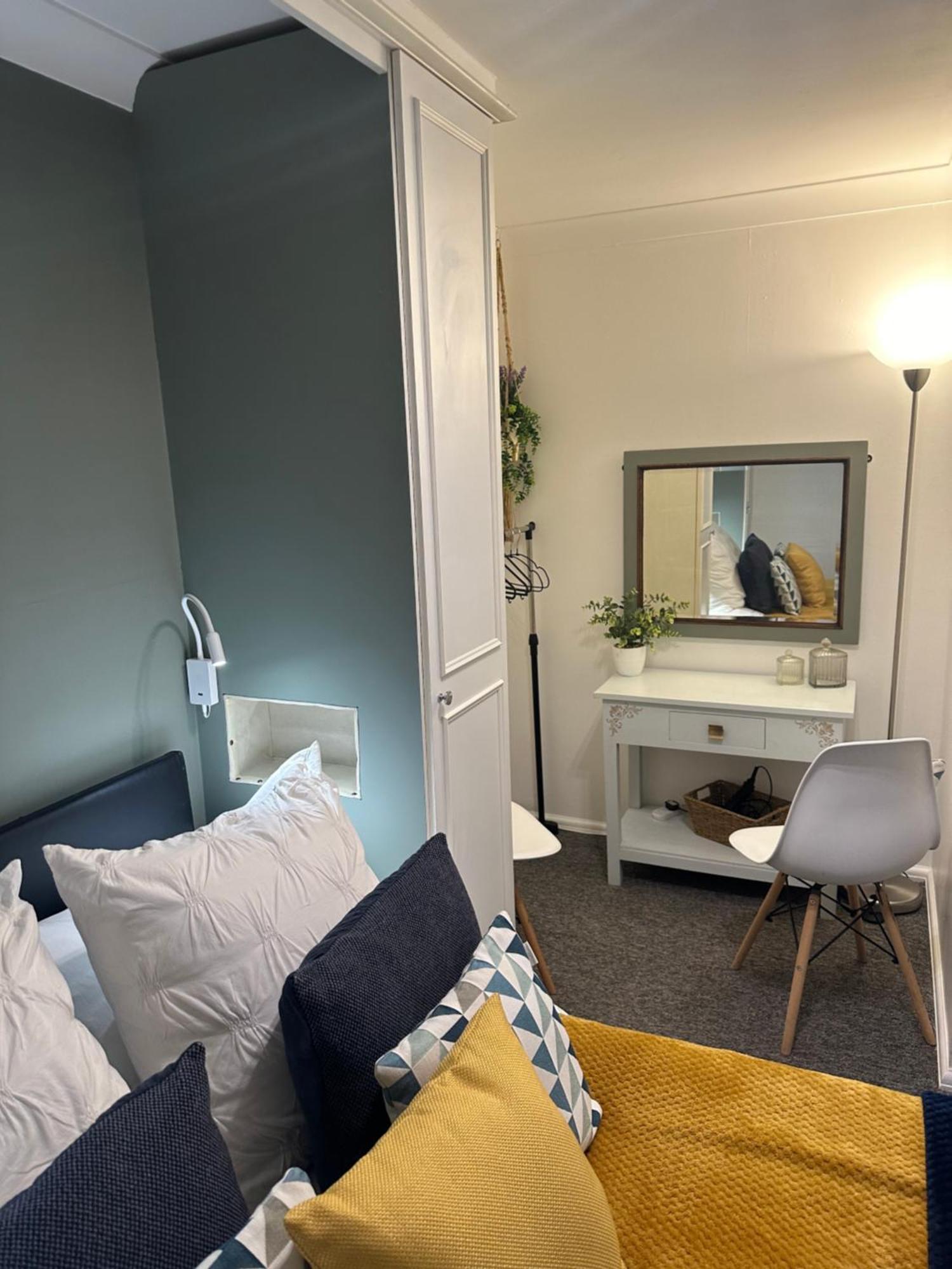 Move Up 365 ' A Stones Throw ' Apartment *