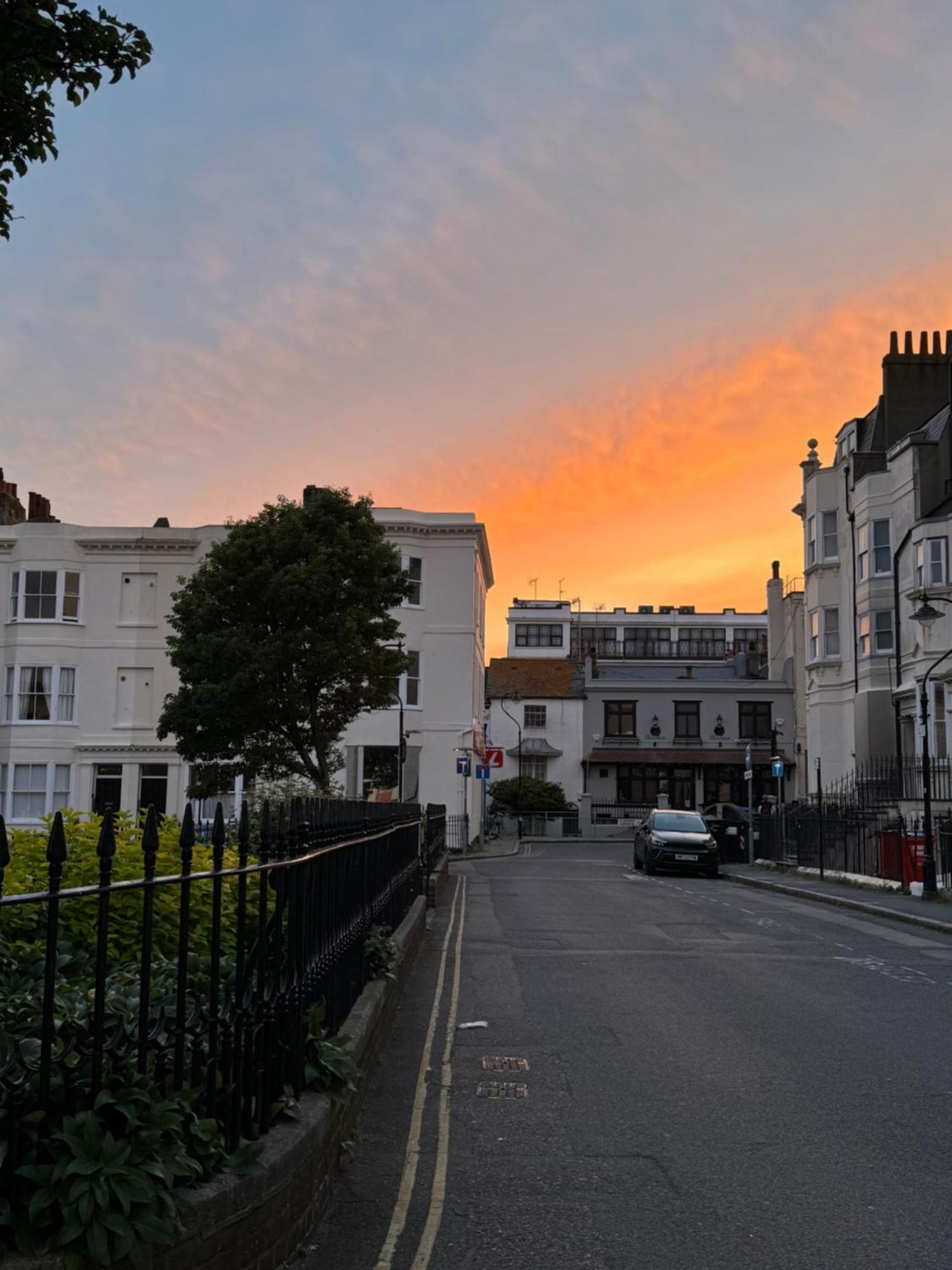 Apartment 2 Bedroom Flat - With King Sized Beds, Netflix And Sky - Perfect For Contractors, Vacation Guests Or Those Relocating Brighton