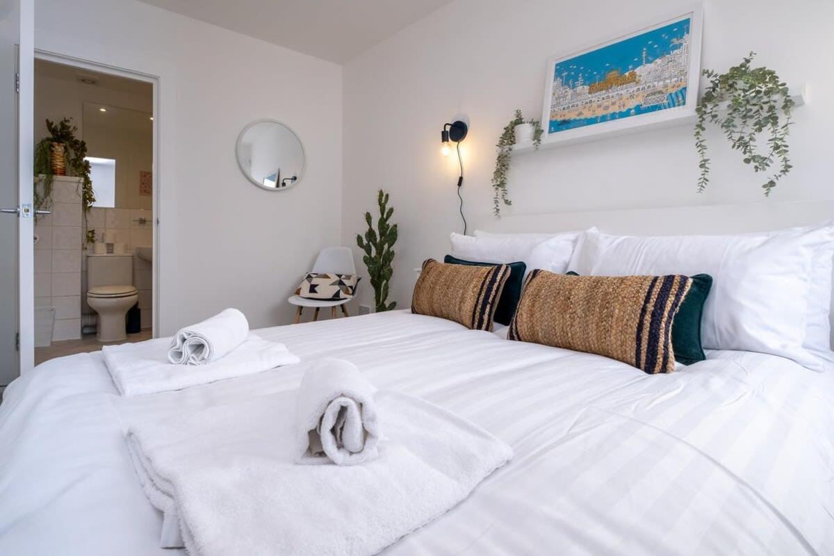 Host & - Good Vibes At Buckingham Holiday home *