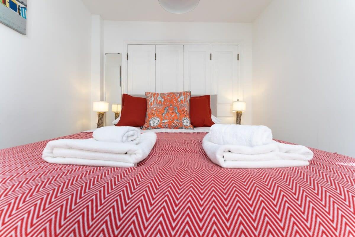 Holiday home Host & - Sunny Terrace On Robert Street *