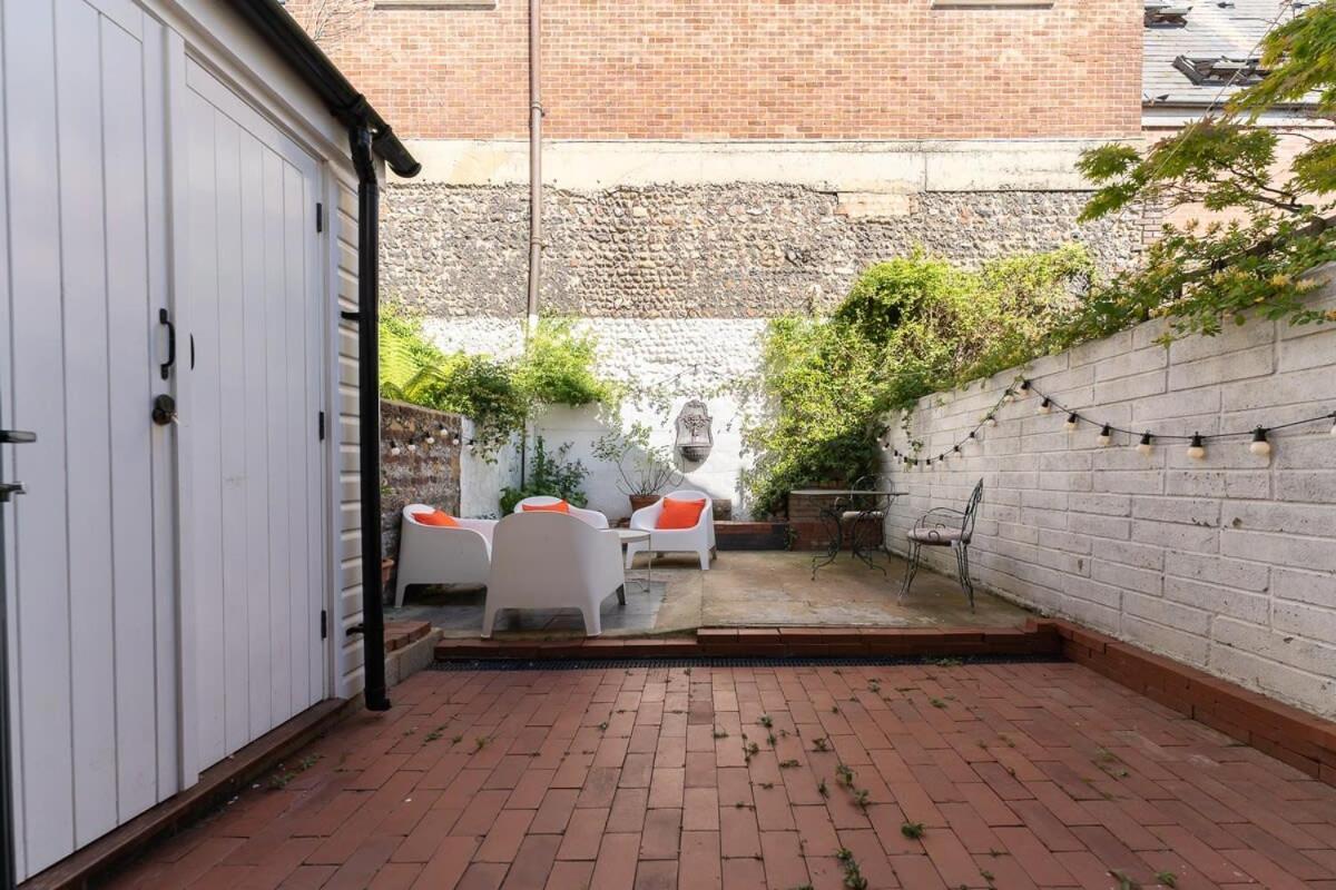 Holiday home Host & - Sunny Terrace On Robert Street