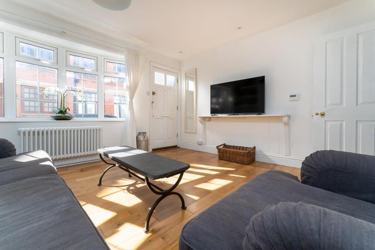Holiday home Host & - Sunny Terrace On Robert Street *