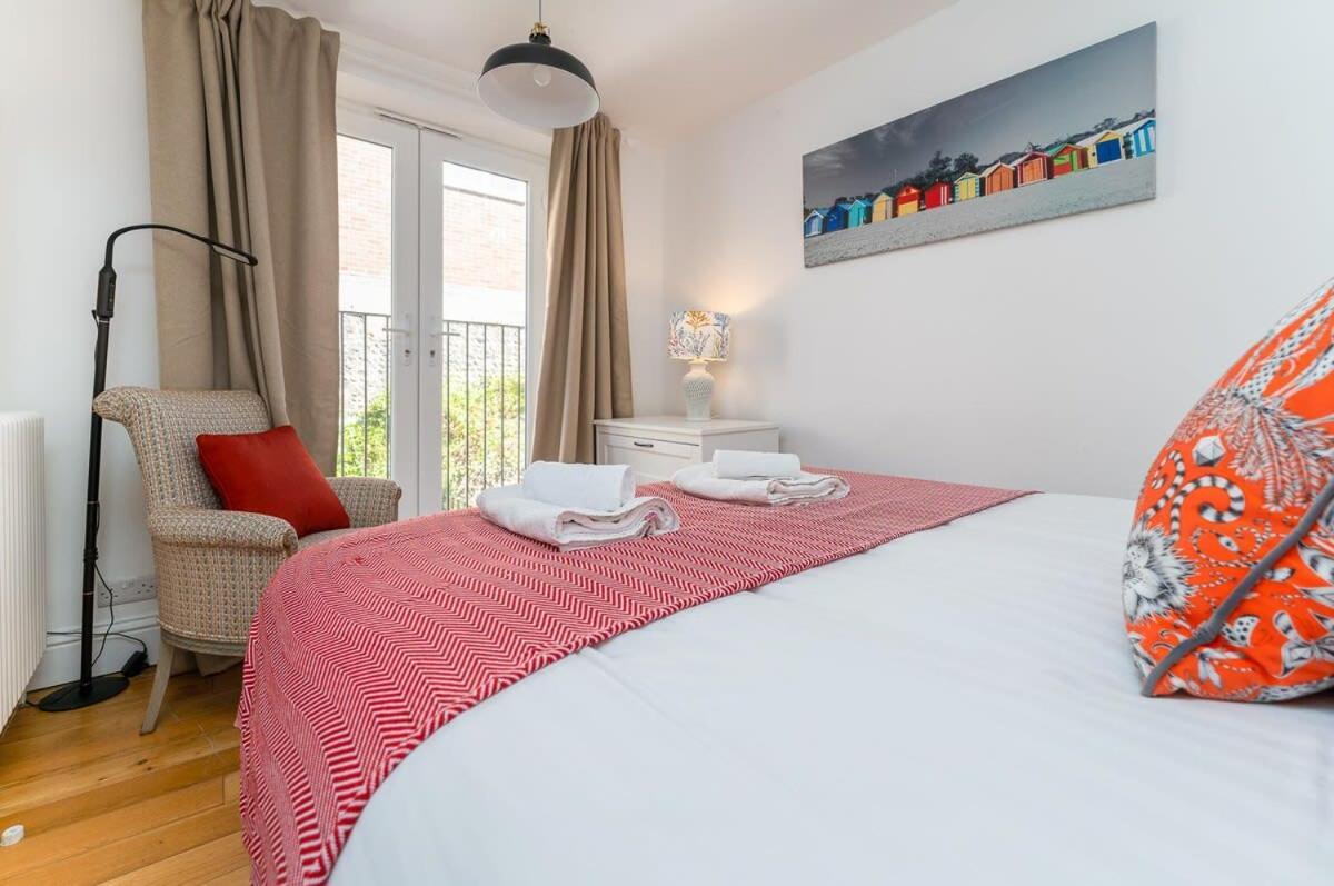 Holiday home Host & - Sunny Terrace On Robert Street