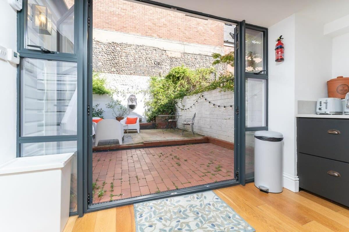 Holiday home Host & - Sunny Terrace On Robert Street