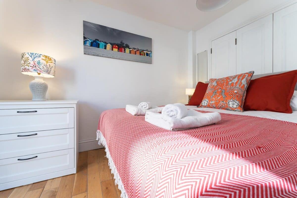 Holiday home Host & - Sunny Terrace On Robert Street *