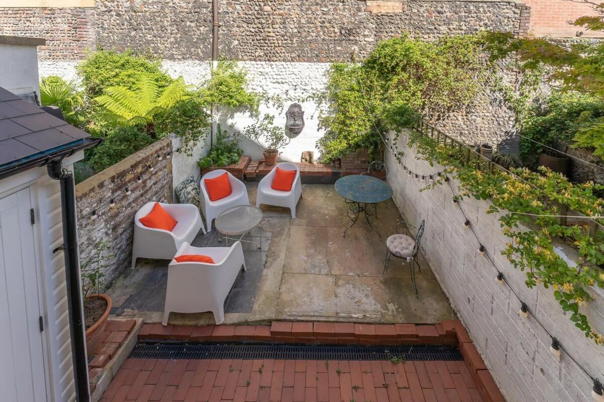 Holiday home Host & - Sunny Terrace On Robert Street *