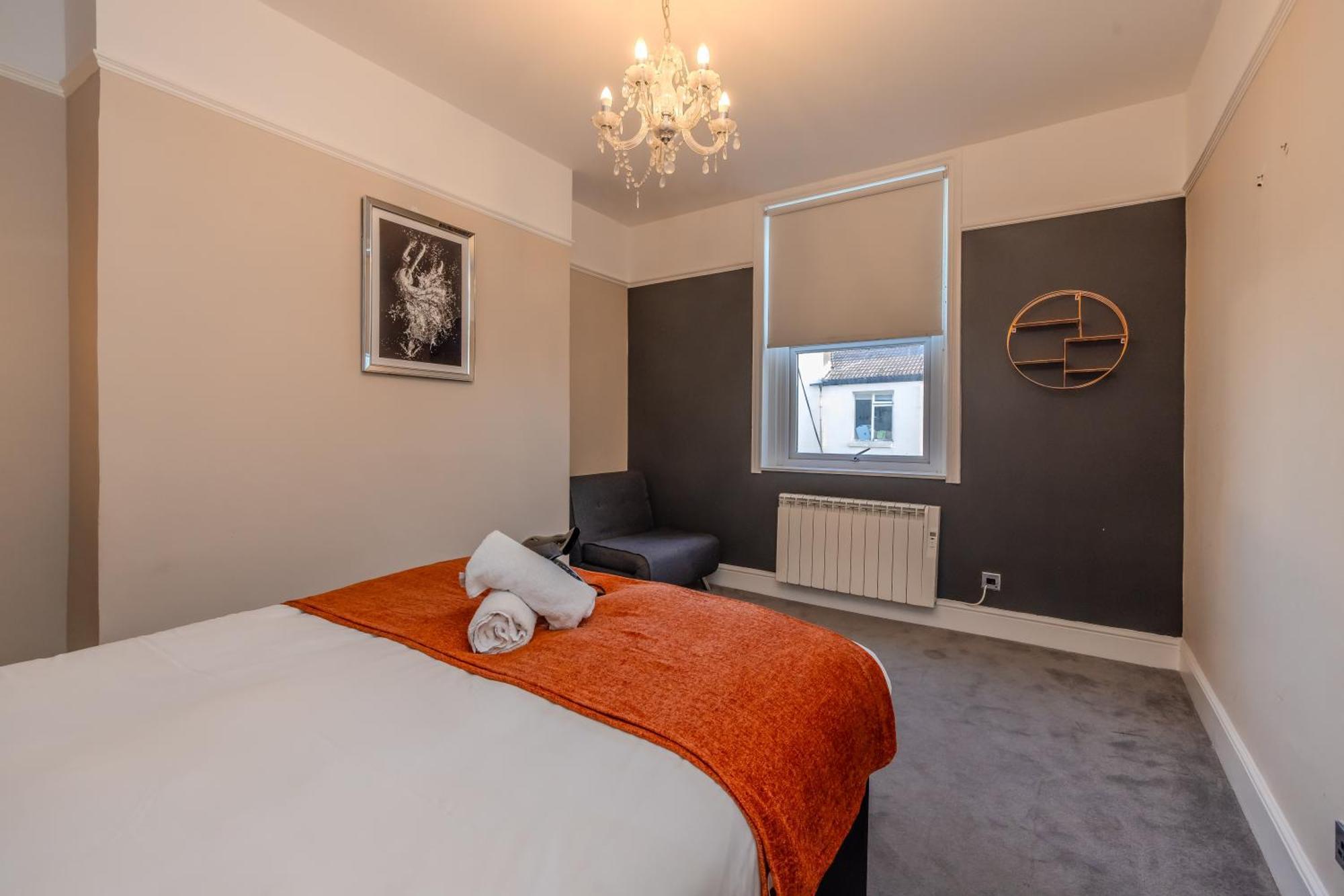 2 Bedroom Morden Flat Next To & Shopping Center *