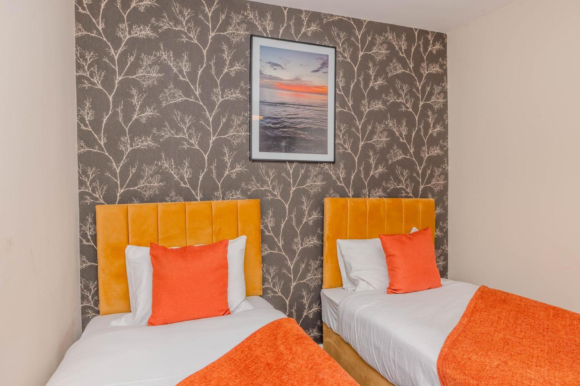 2 Bedroom Morden Flat Next To & Shopping Center