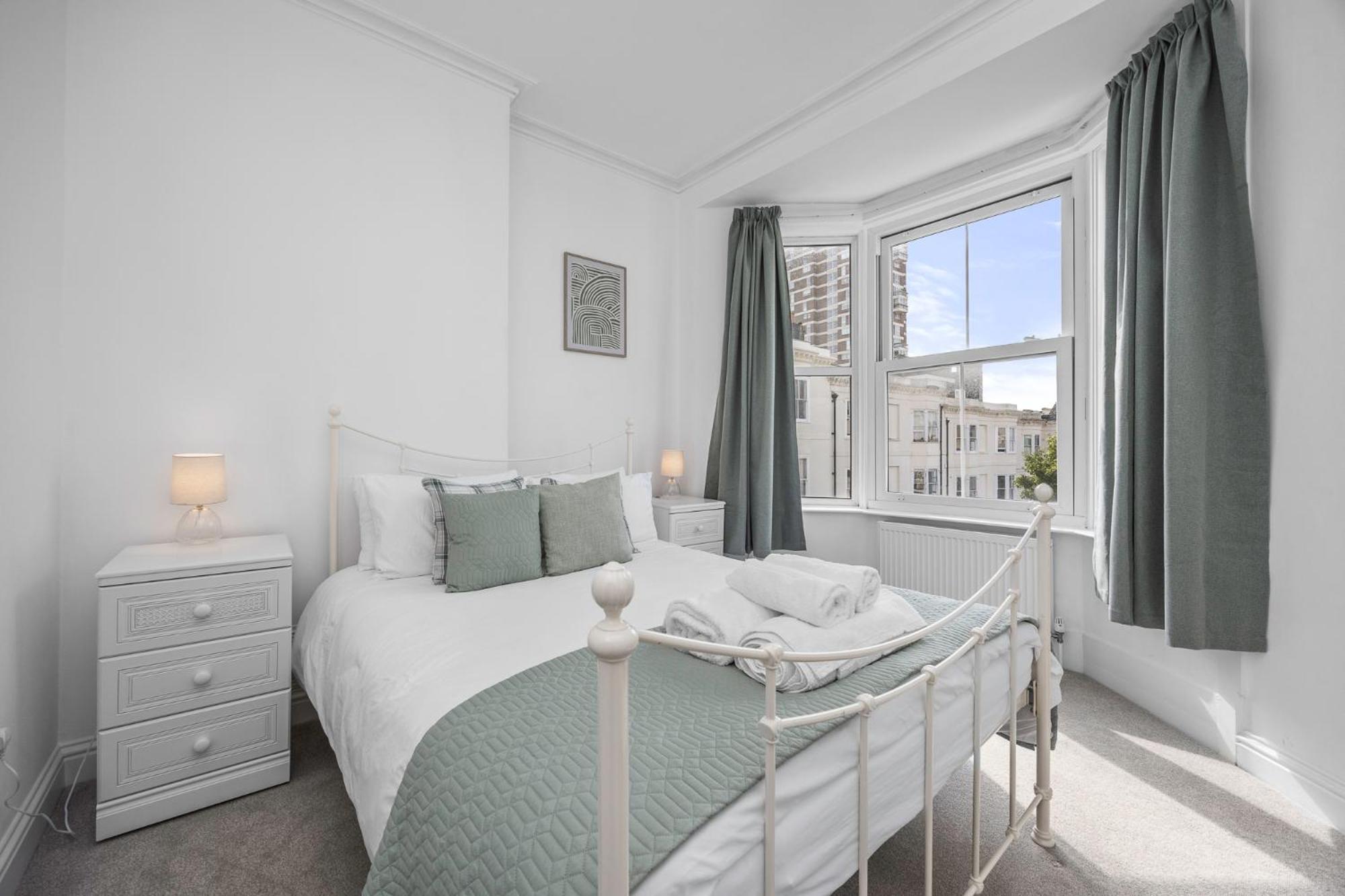 Apartment 2 Bedroom Flat - With King Sized Beds, Netflix And Sky - Perfect For Contractors, Vacation Guests Or Those Relocating *