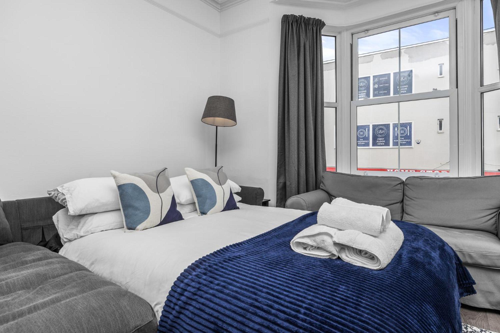 Apartment 2 Bedroom Flat - With King Sized Beds, Netflix And Sky - Perfect For Contractors, Vacation Guests Or Those Relocating Brighton