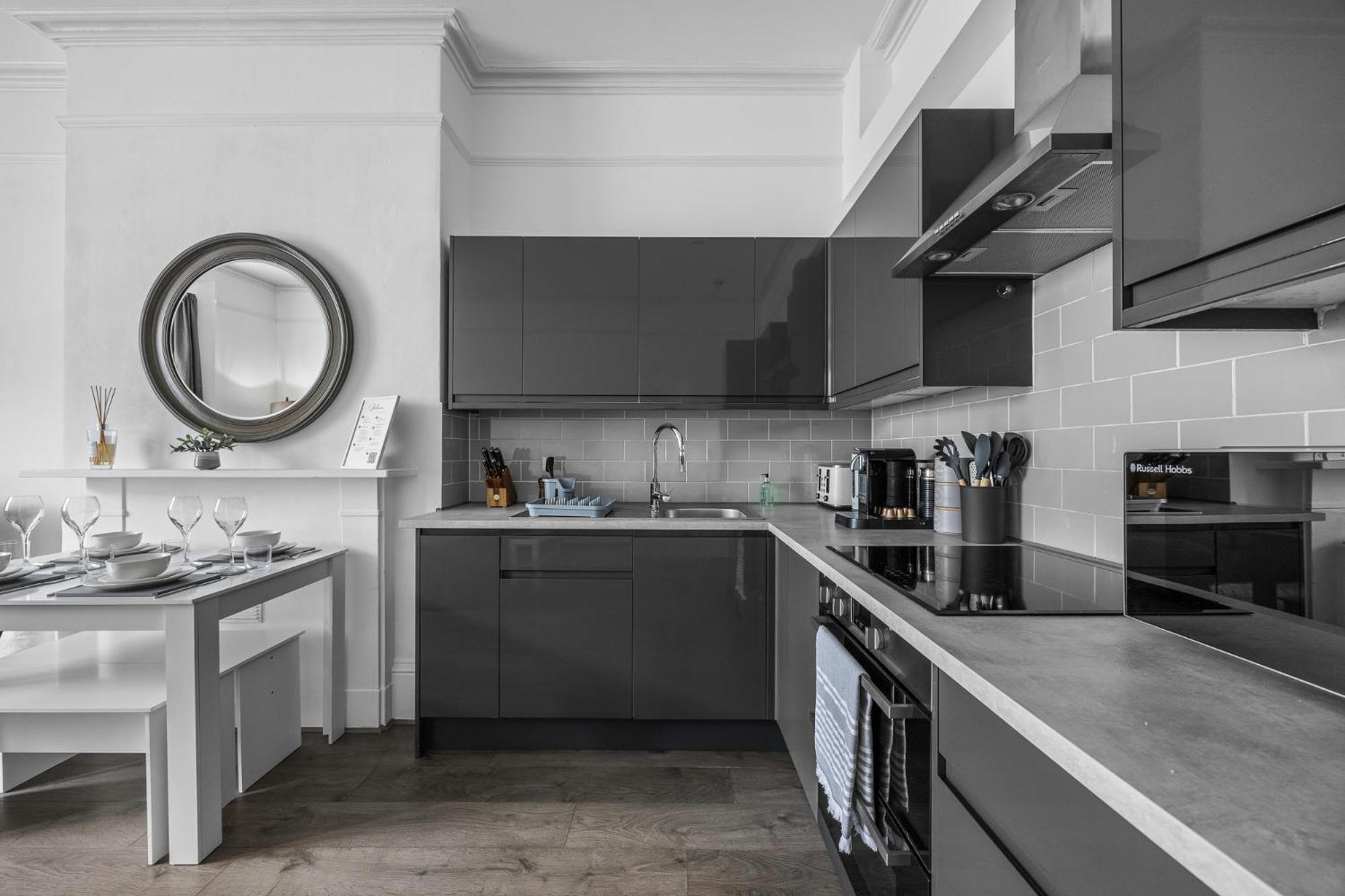 2 Bedroom Flat - With King Sized Beds, Netflix And Sky - Perfect For Contractors, Vacation Guests Or Those Relocating Brighton