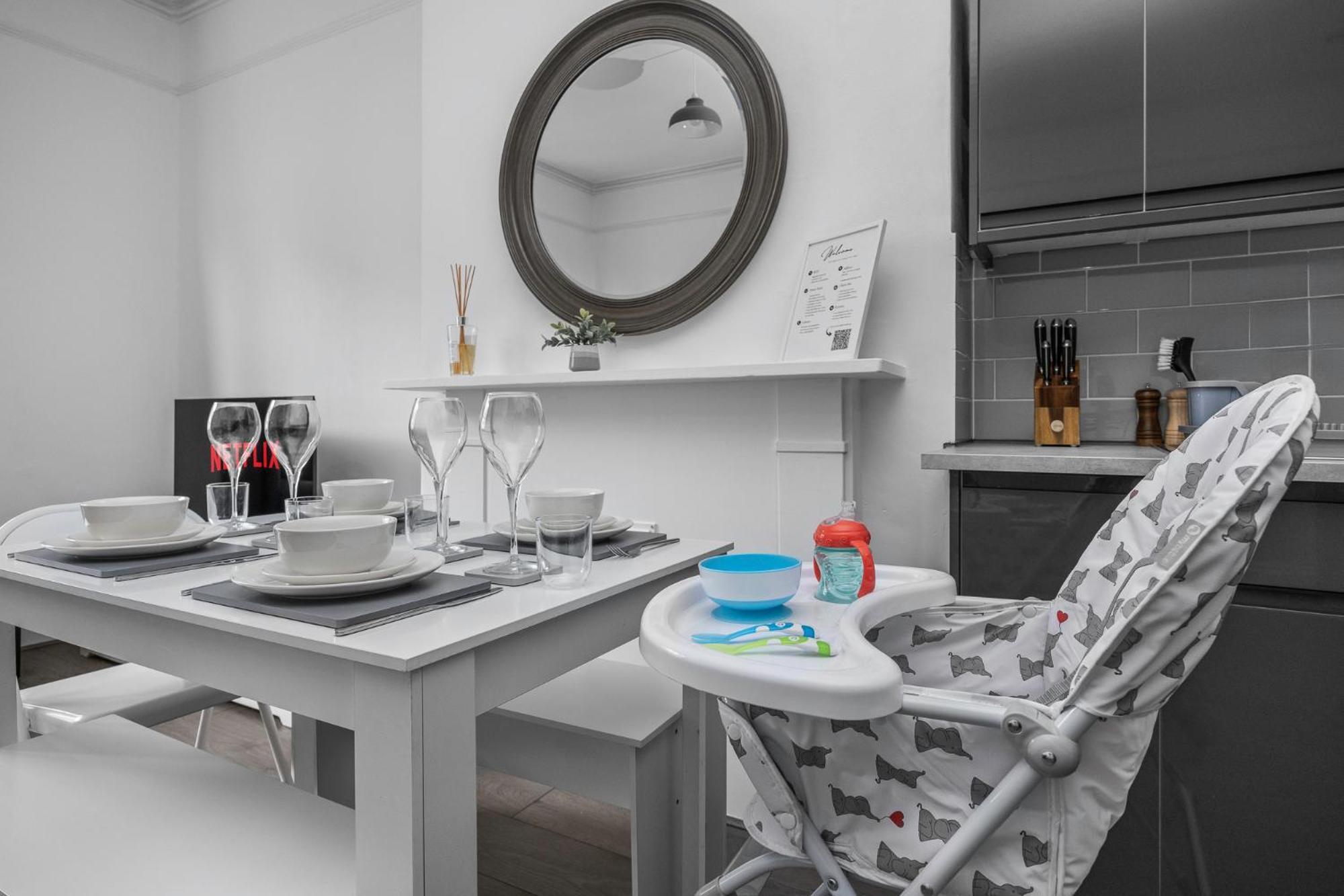 2 Bedroom Flat - With King Sized Beds, Netflix And Sky - Perfect For Contractors, Vacation Guests Or Those Relocating * Brighton