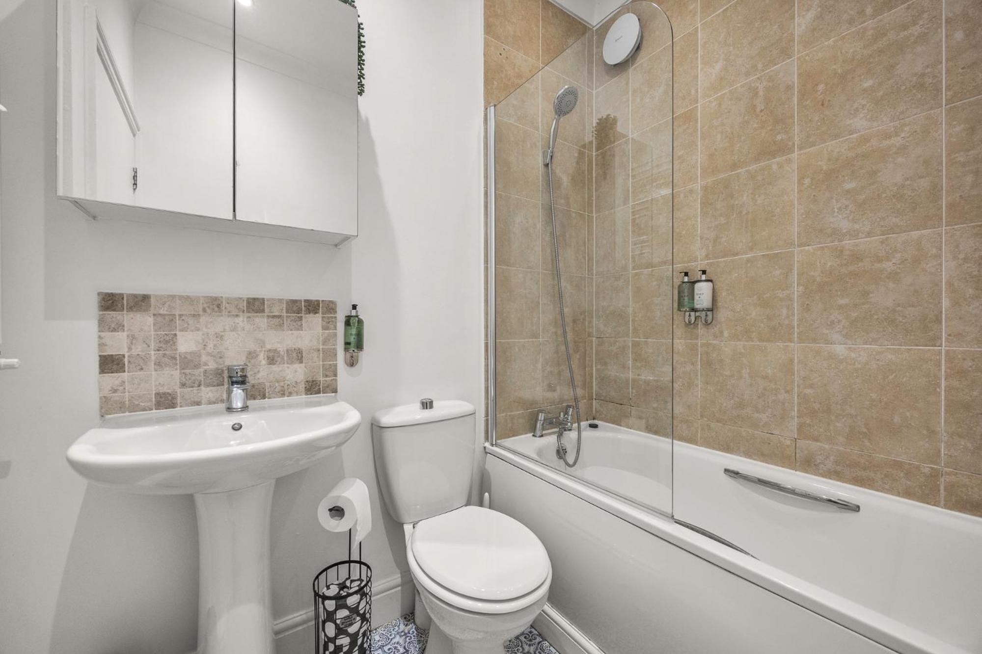 Apartment 2 Bedroom Flat - With King Sized Beds, Netflix And Sky - Perfect For Contractors, Vacation Guests Or Those Relocating Brighton