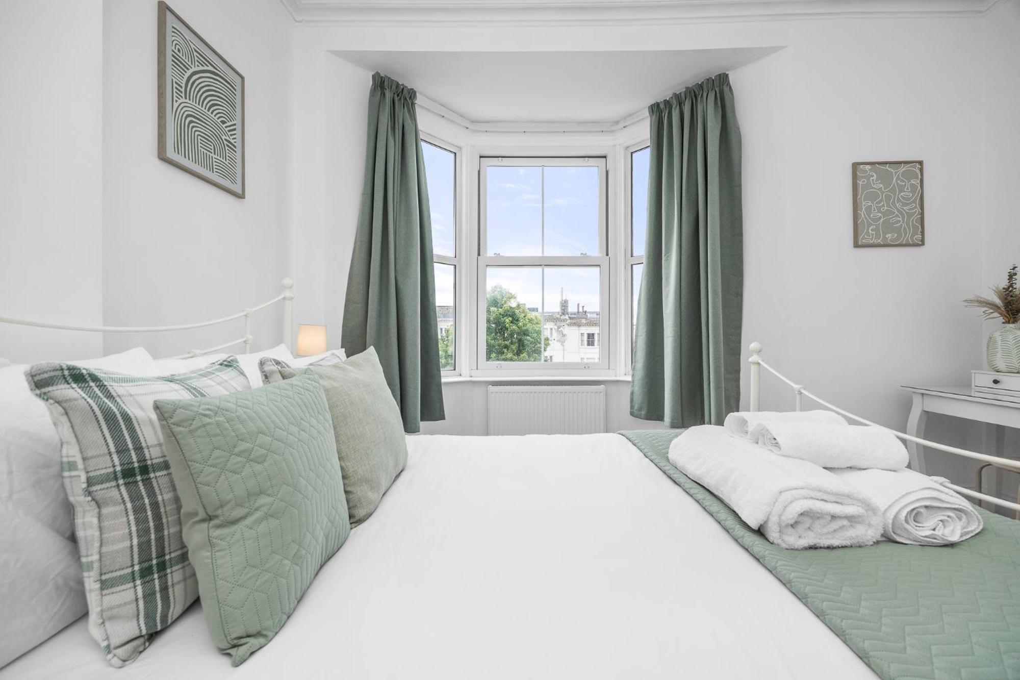 2 Bedroom Flat - With King Sized Beds, Netflix And Sky - Perfect For Contractors, Vacation Guests Or Those Relocating *