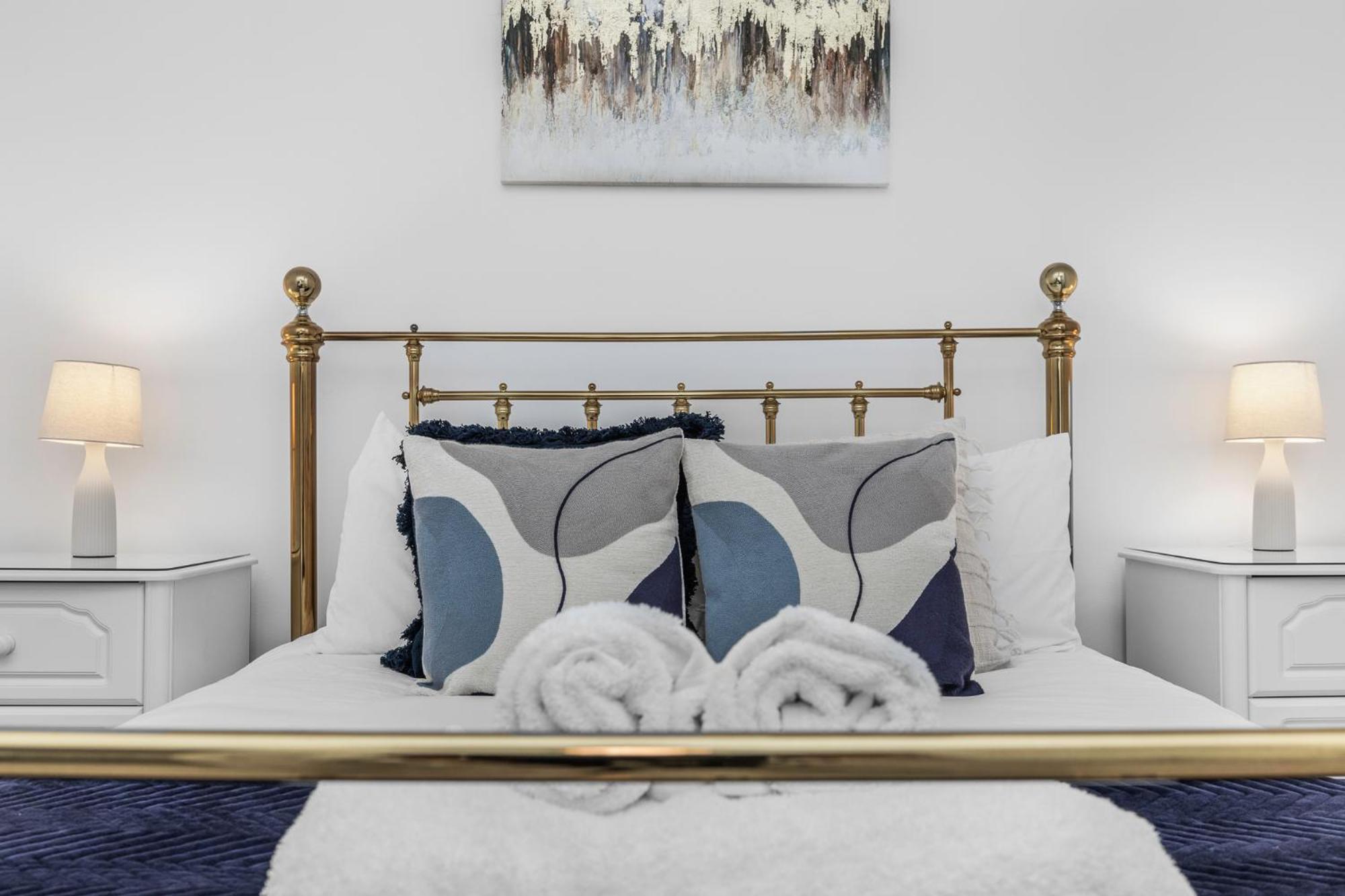 2 Bedroom Flat - With King Sized Beds, Netflix And Sky - Perfect For Contractors, Vacation Guests Or Those Relocating * Brighton