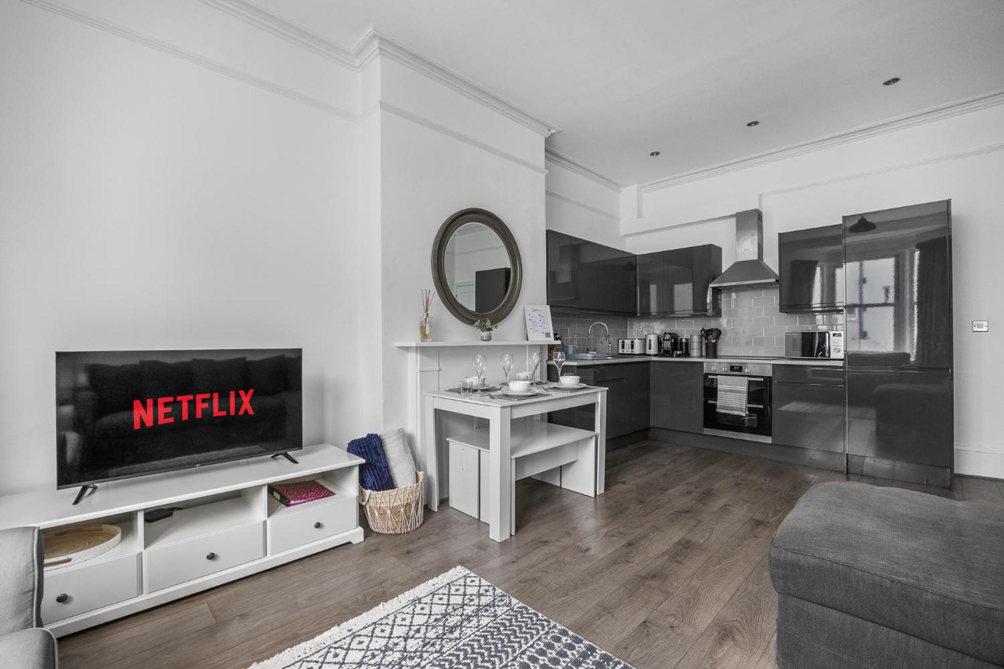2 Bedroom Flat - With King Sized Beds, Netflix And Sky - Perfect For Contractors, Vacation Guests Or Those Relocating *