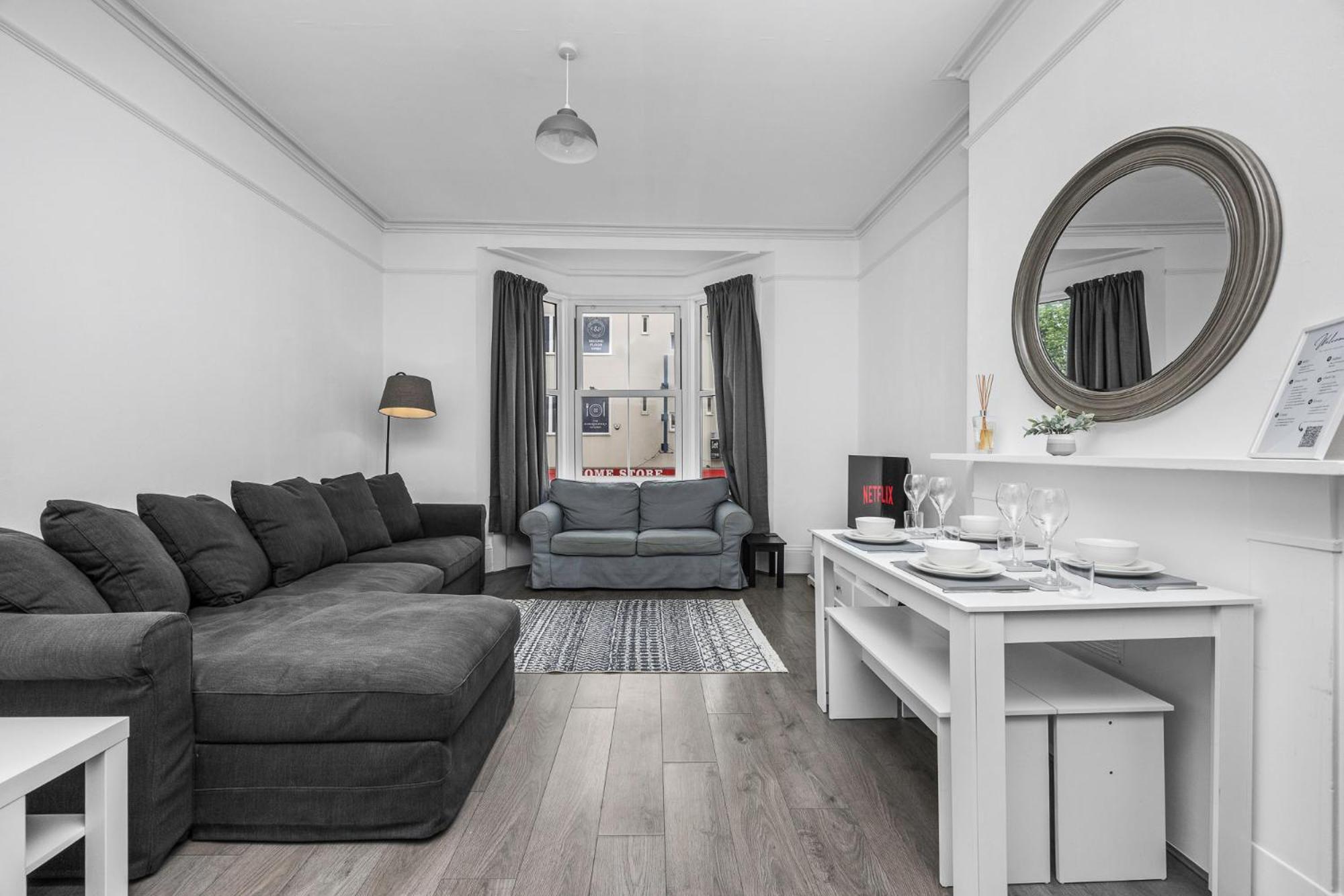 2 Bedroom Flat - With King Sized Beds, Netflix And Sky - Perfect For Contractors, Vacation Guests Or Those Relocating *