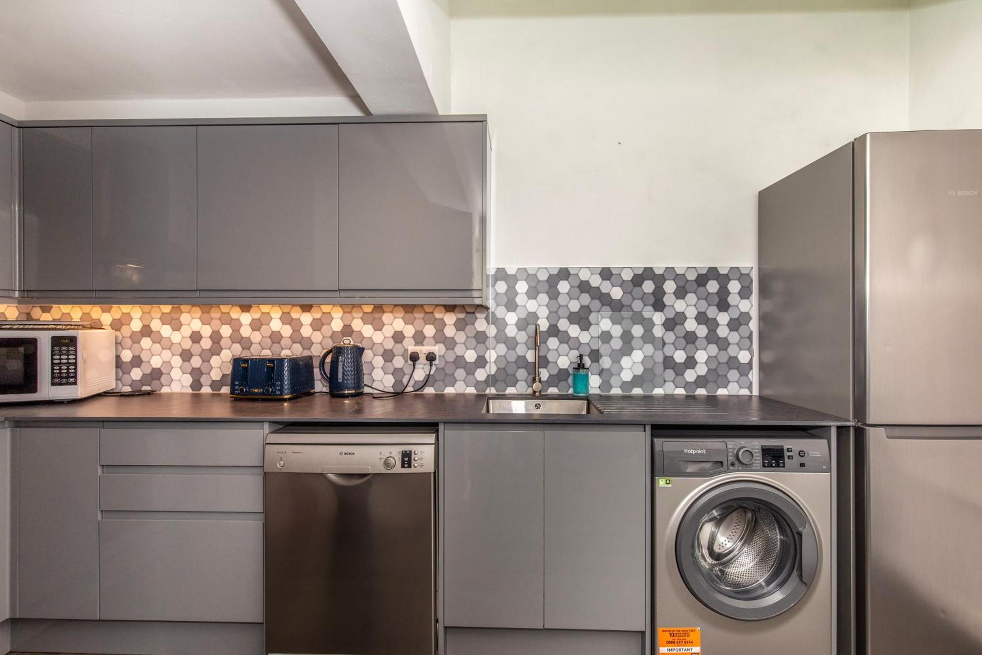 Townhouse - Central- By Lets