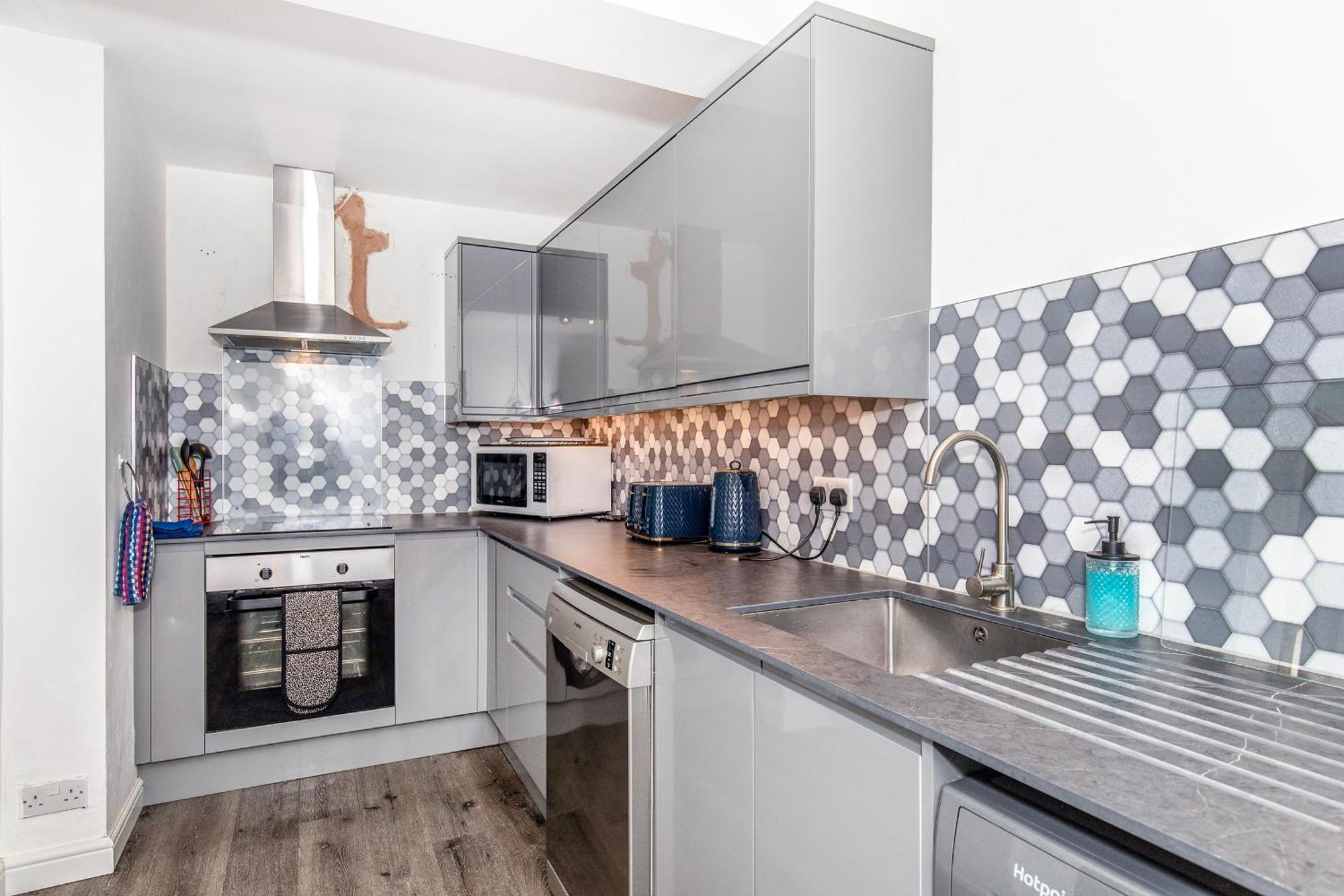 Apartment Townhouse - Central- By Lets *