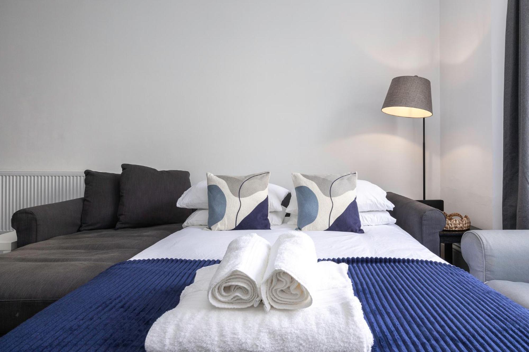 Apartment 2 Bedroom Flat - With King Sized Beds, Netflix And Sky - Perfect For Contractors, Vacation Guests Or Those Relocating Brighton