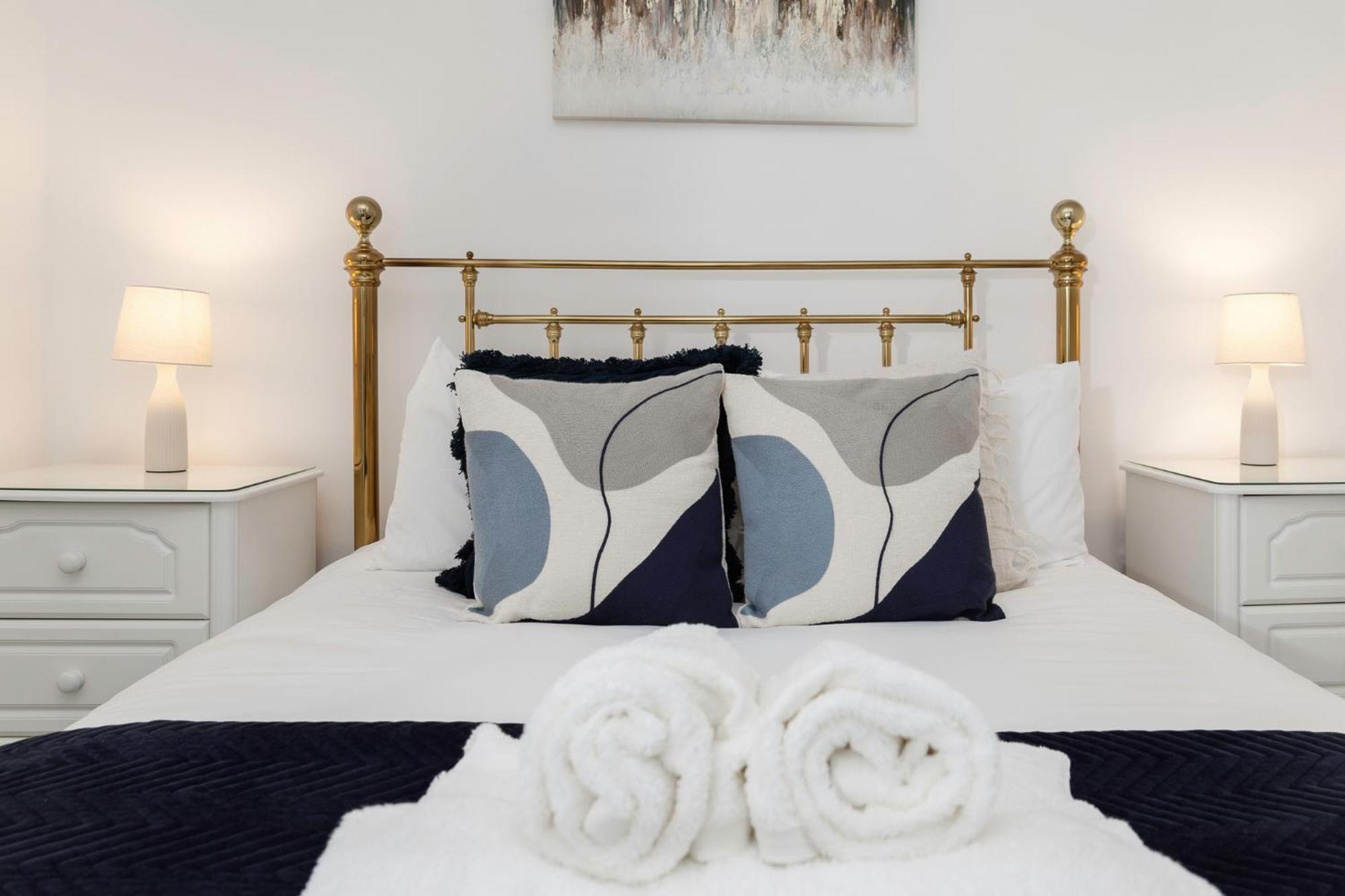 Apartment 2 Bedroom Flat - With King Sized Beds, Netflix And Sky - Perfect For Contractors, Vacation Guests Or Those Relocating
