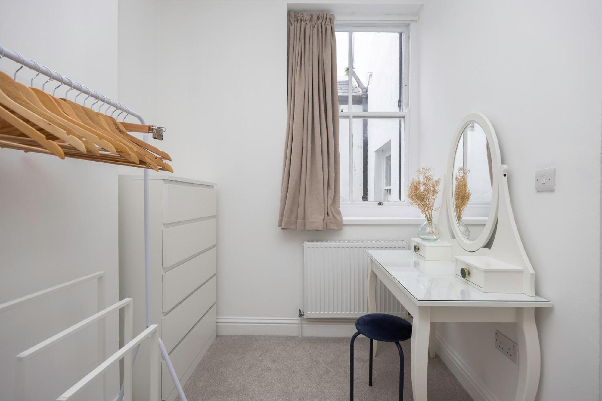 Apartment 2 Bedroom Flat - With King Sized Beds, Netflix And Sky - Perfect For Contractors, Vacation Guests Or Those Relocating