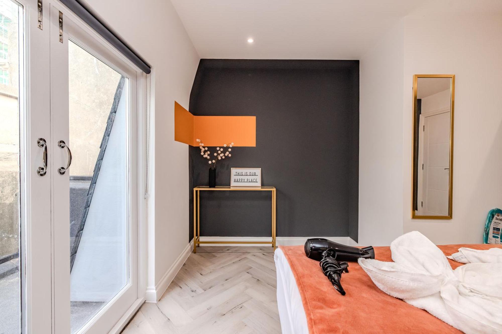 Luxury 1 Bed With Balcony In Next To Sleep 4 Apartment