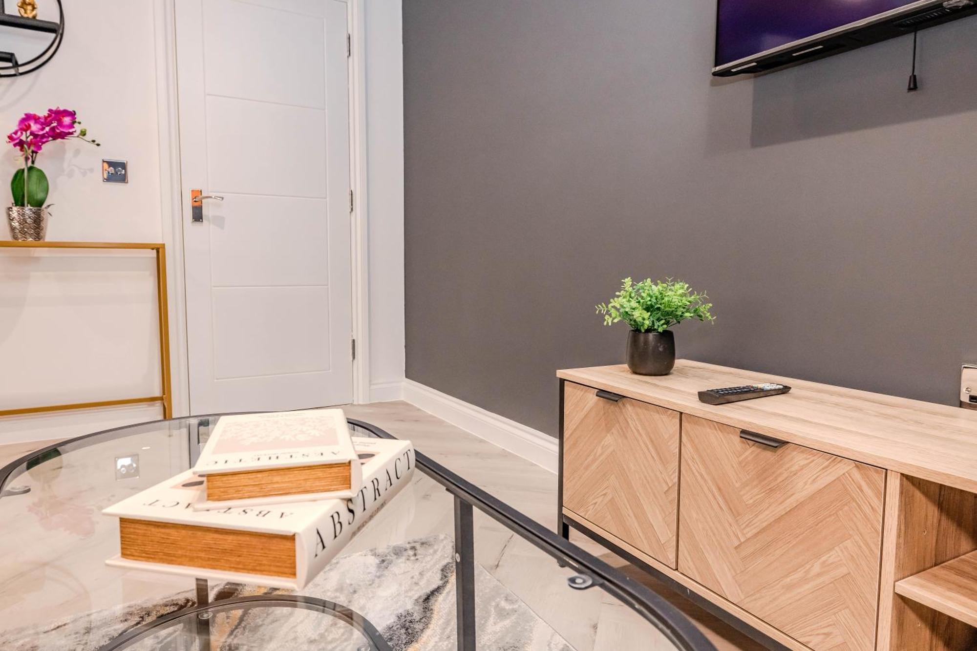 Luxury 1 Bed With Balcony In Next To Sleep 4 Apartment *