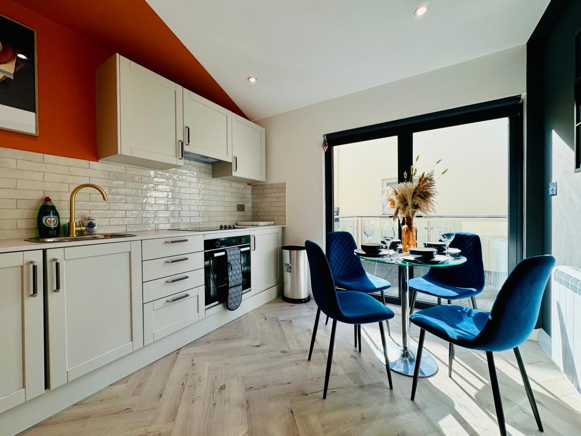 One Bedroom Flat Next To I Sleep 5 Guests Apartment