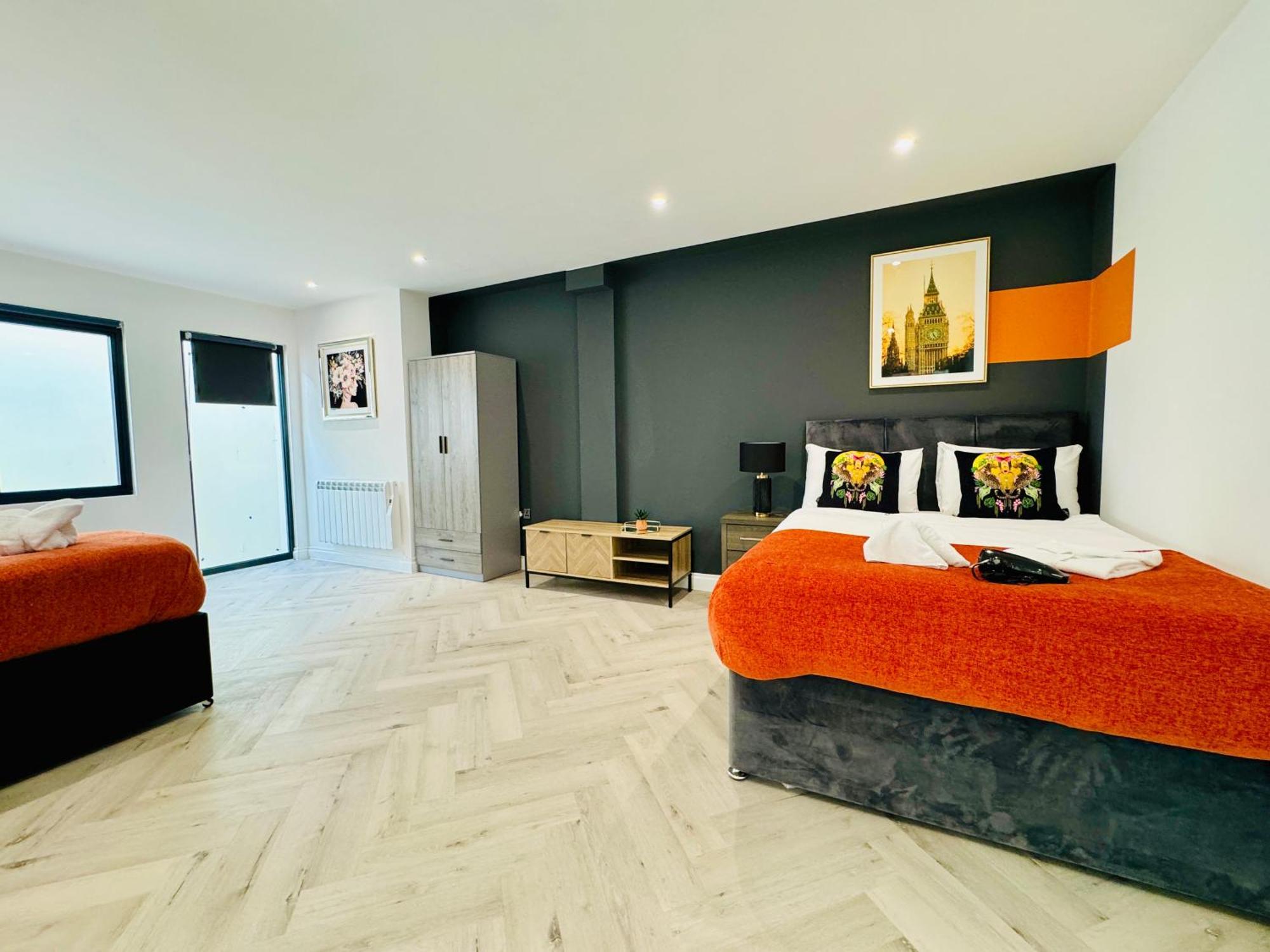 One Bedroom Flat Next To I Sleep 5 Guests