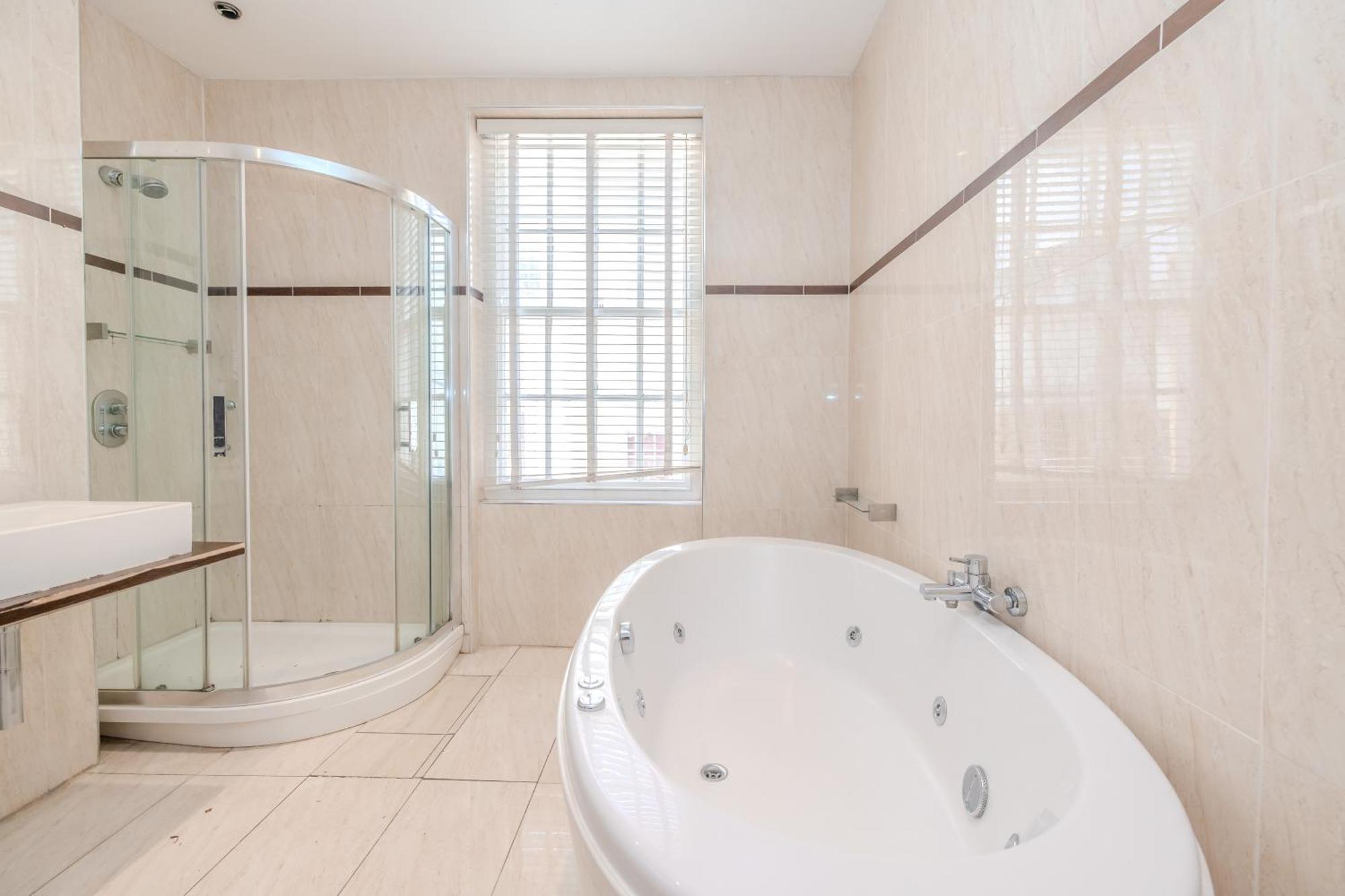 Apartment 5 Bed House With Private Patio Near Brighton