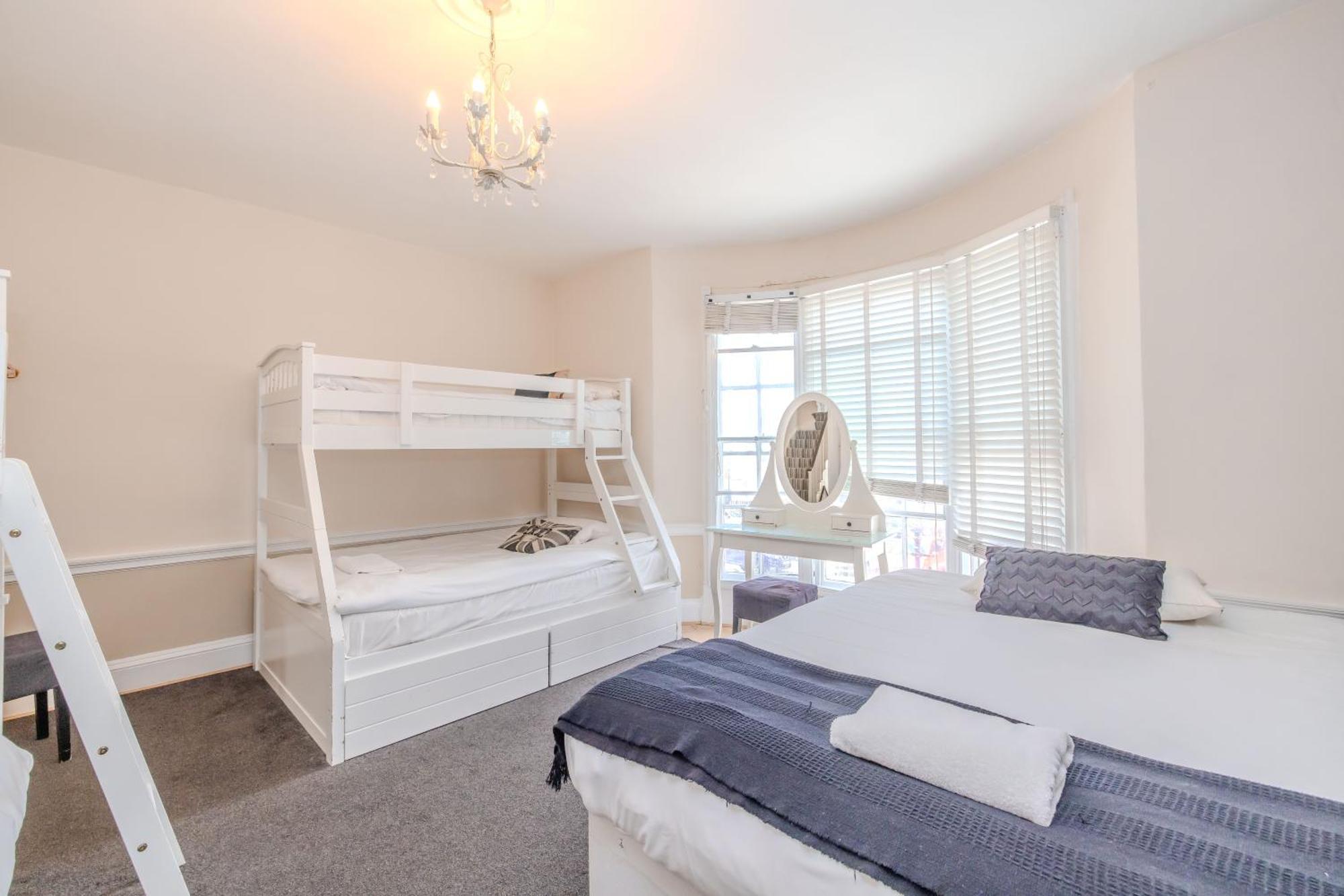 5 Bed House With Private Patio Near *